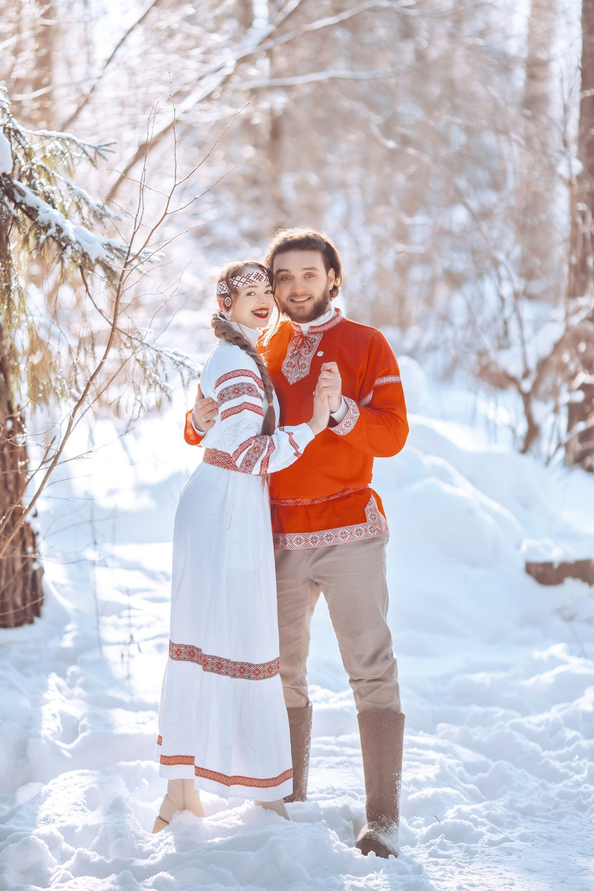 парная зимняя фотосессия в русском стиле