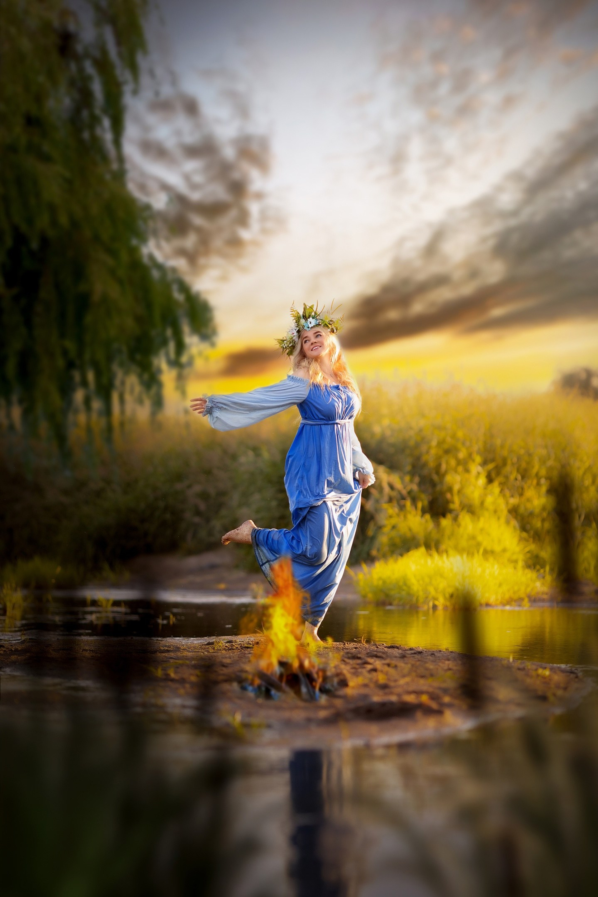 Купальская фотосессия, славянская девушка отправляет венок по воде