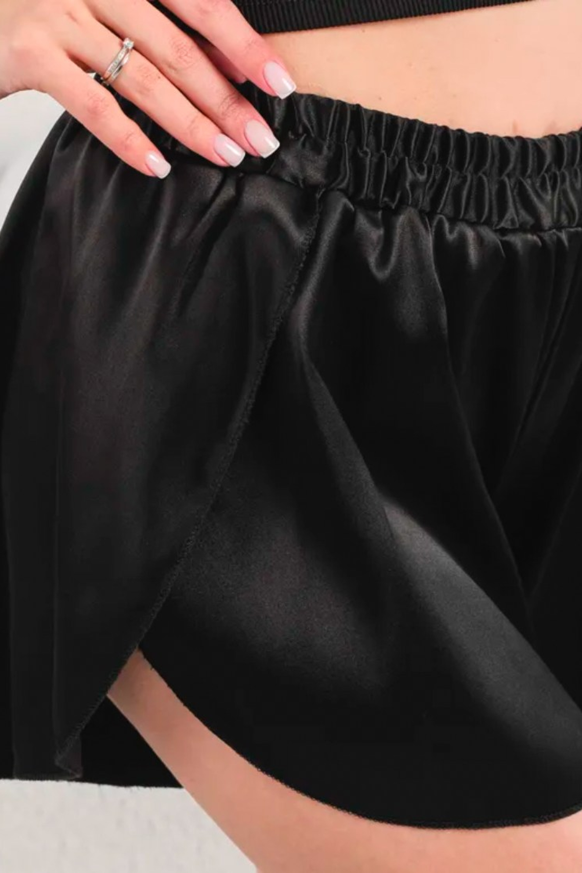 Шорты черные атласные. Tatya Lushchyk профессиональный фотограф в Минске. Фотосессия беременности и индивидуальные съемки