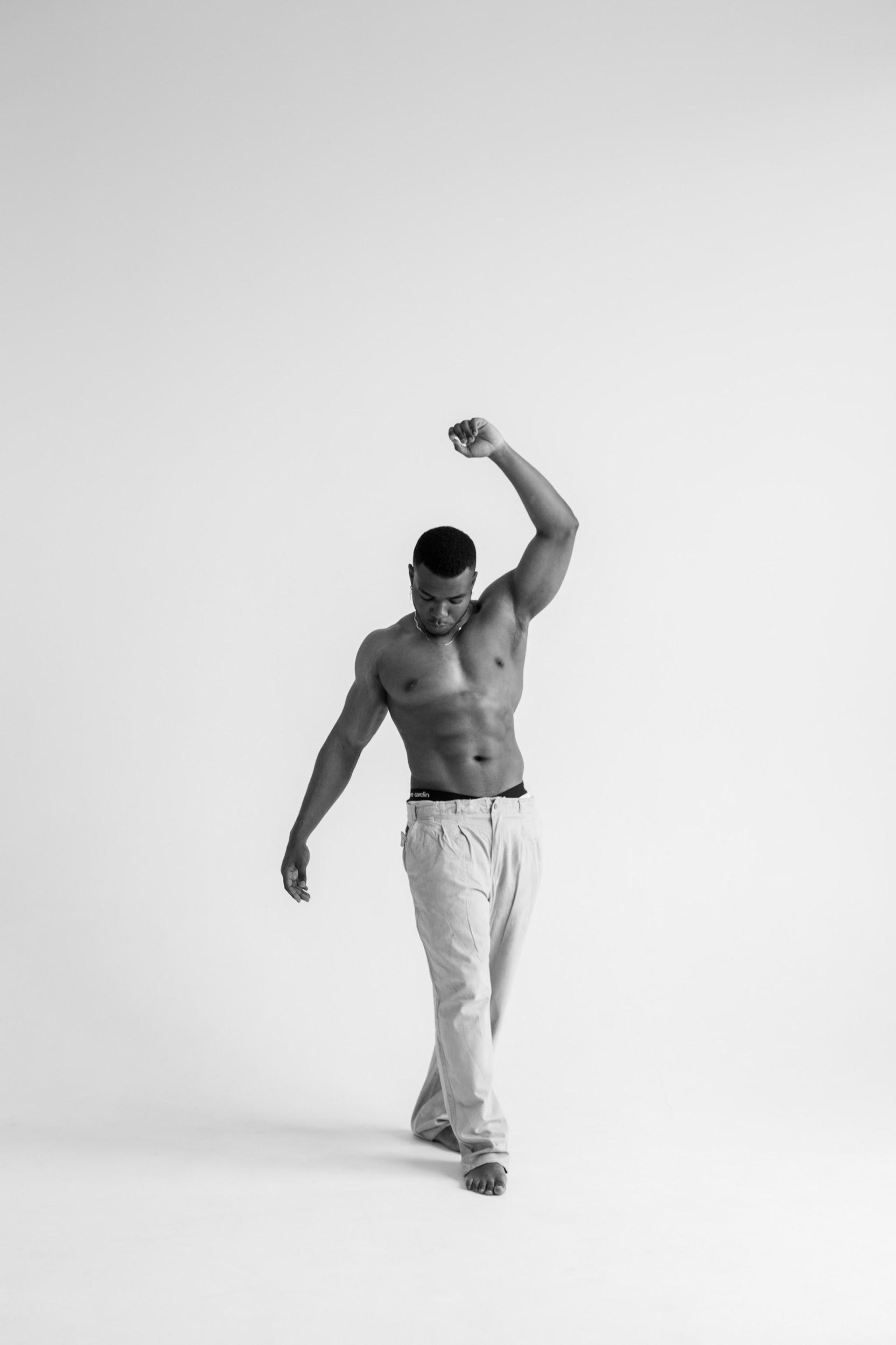 Модель для предметной съемки Нджебайи Ален Даниэль Москва | Sale Easy