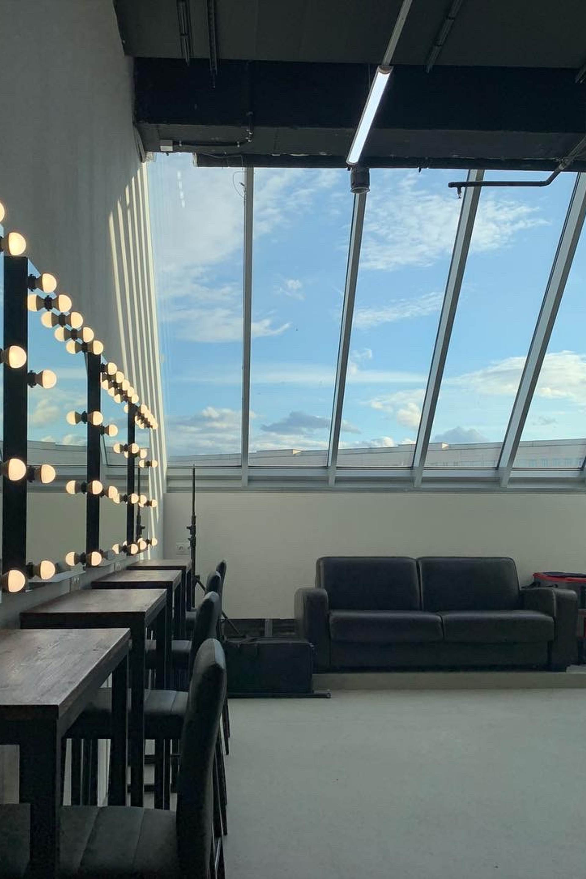 Студия Soulmate Place —зал Гримерный для предм. съемки С.-Пб|Sale Easy