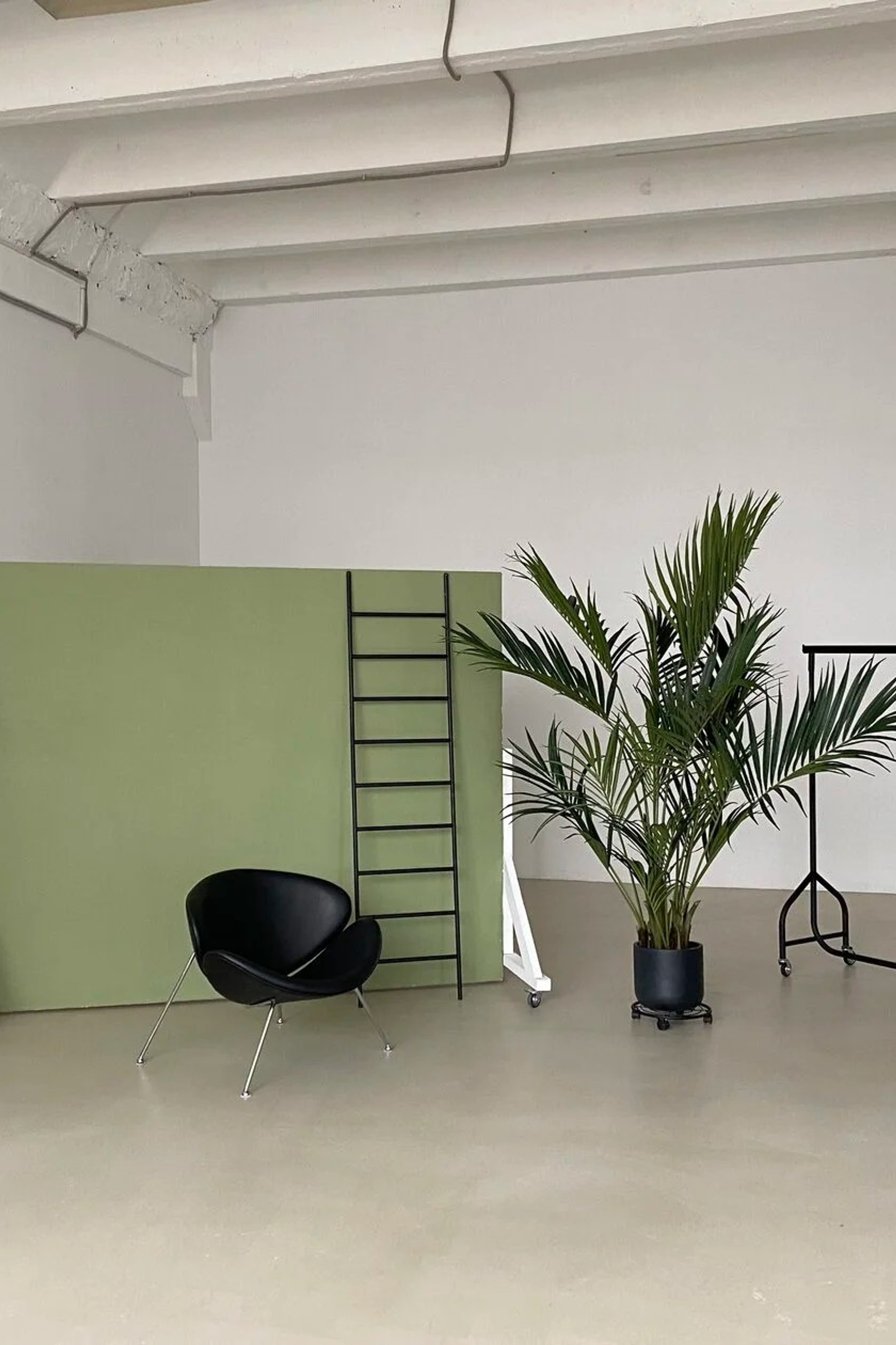 Студия Base — Зал MUSE для предметной съемки Москва|Sale Easy