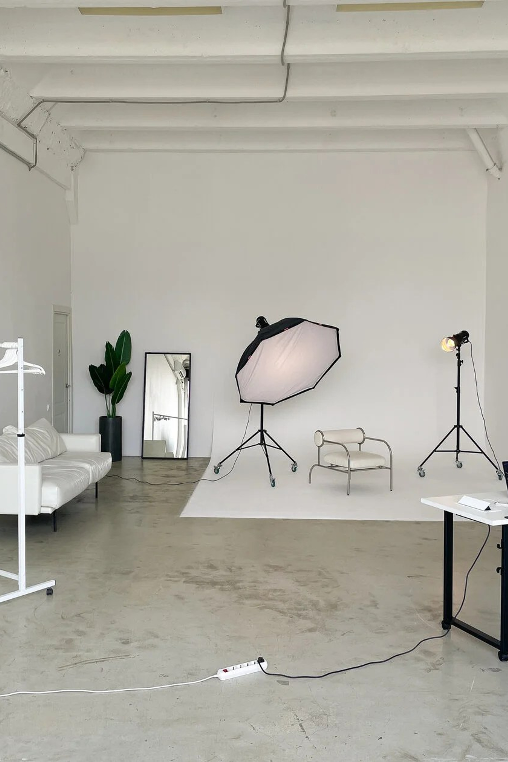 Студия Base — Зал MUSE для предметной съемки Москва|Sale Easy