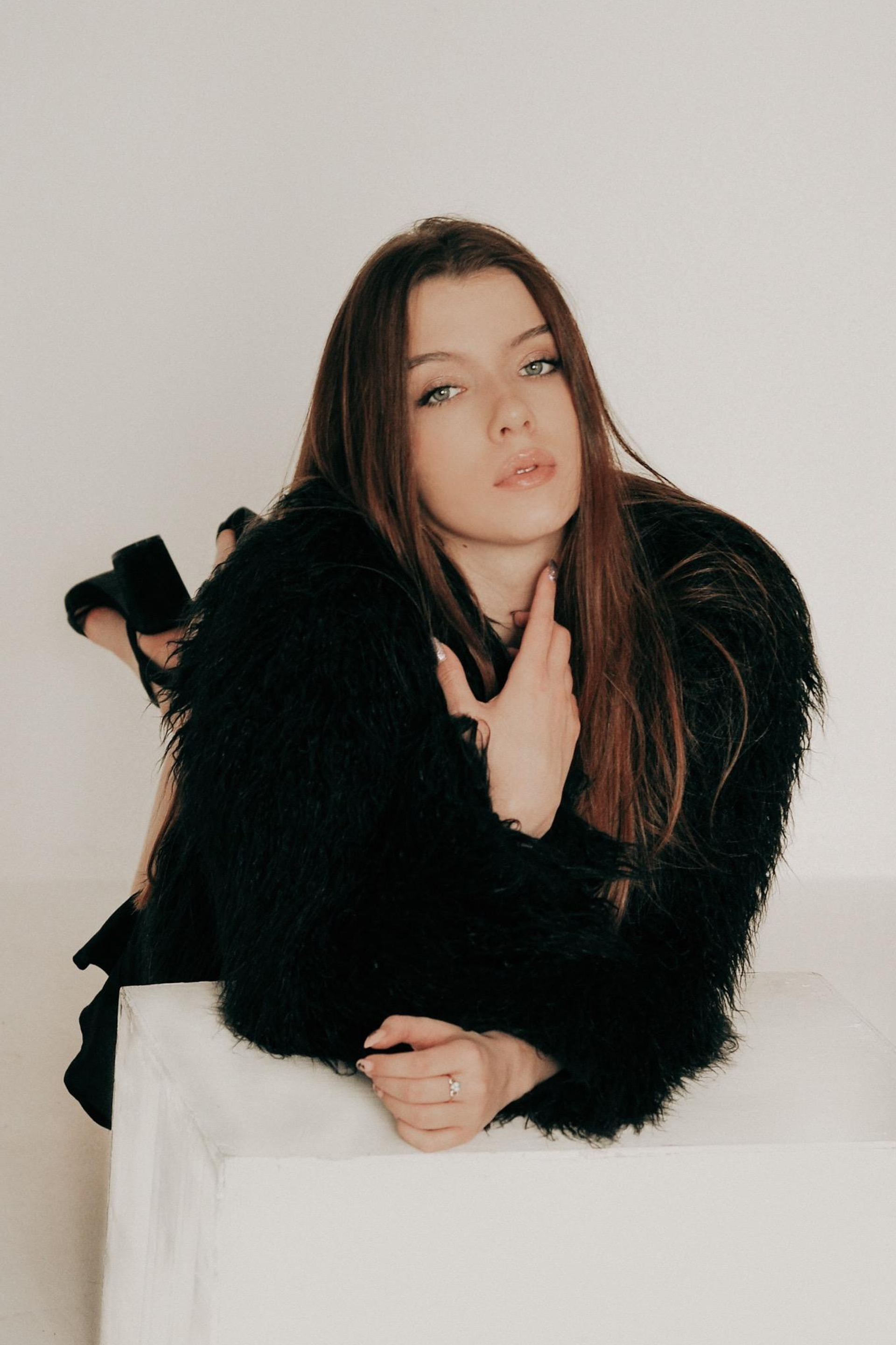 Модель для предметной съемки Юлия П. Москва| Sale Easy