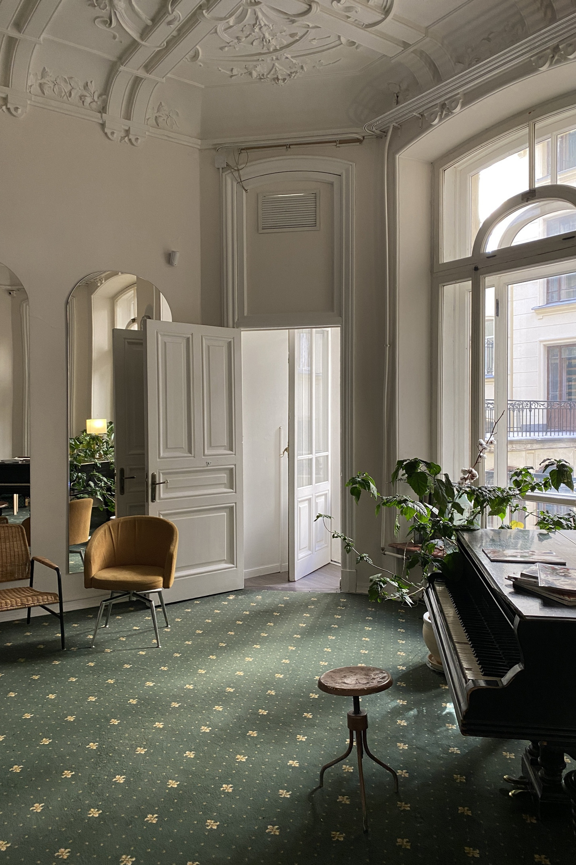 Студия BEDFORD STUDIO —зал Гостинная для предм. съемки С.-Пб|Sale Easy