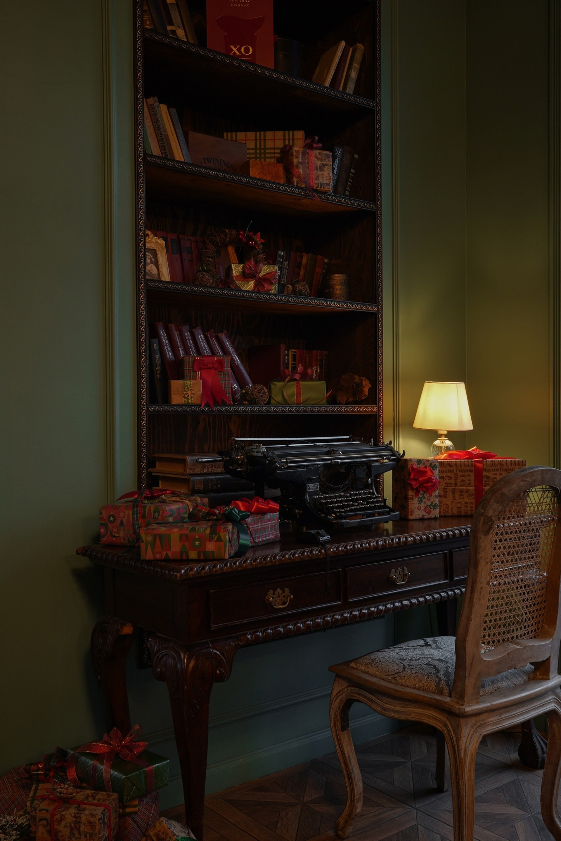 Студия LEONA — зал БИБЛИОТЕКА для предм. съемки С.-Пб|Sale Easy