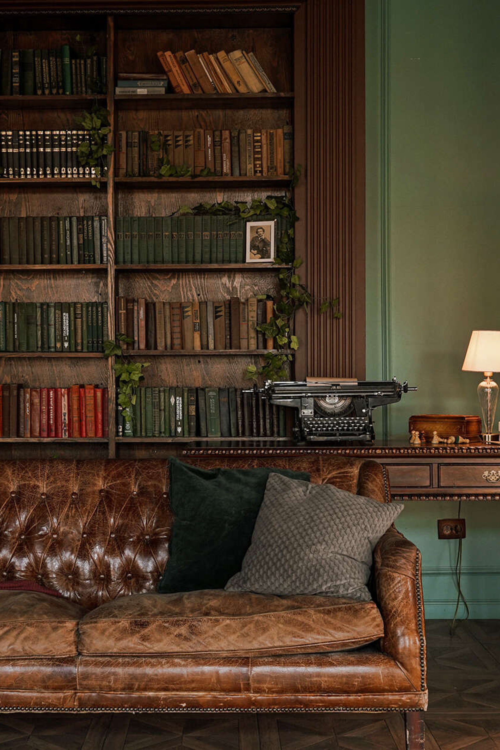 Студия LEONA — зал БИБЛИОТЕКА для предм. съемки С.-Пб|Sale Easy