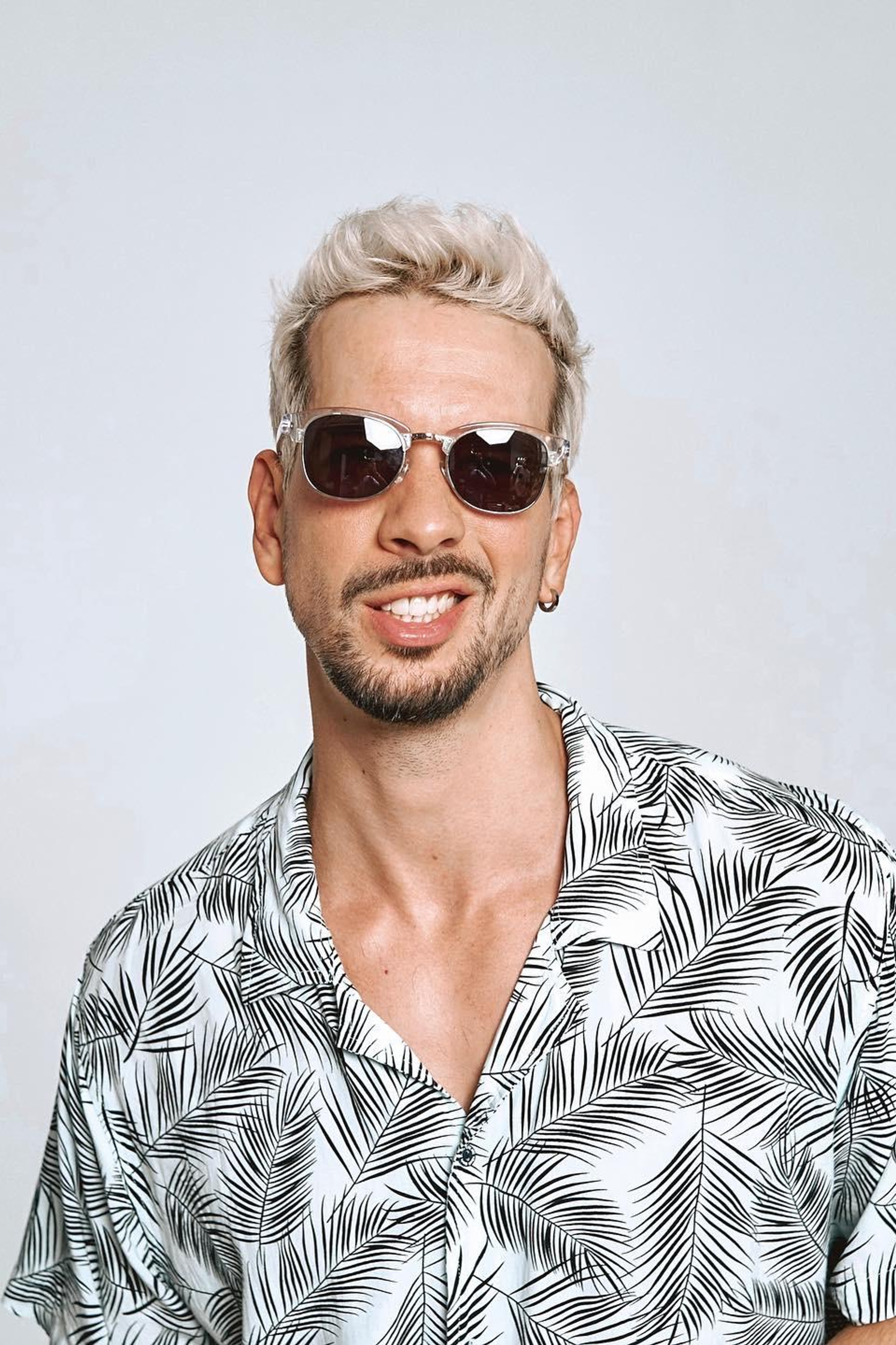 Модель для предметной съемки Фил Москва | Sale Easy