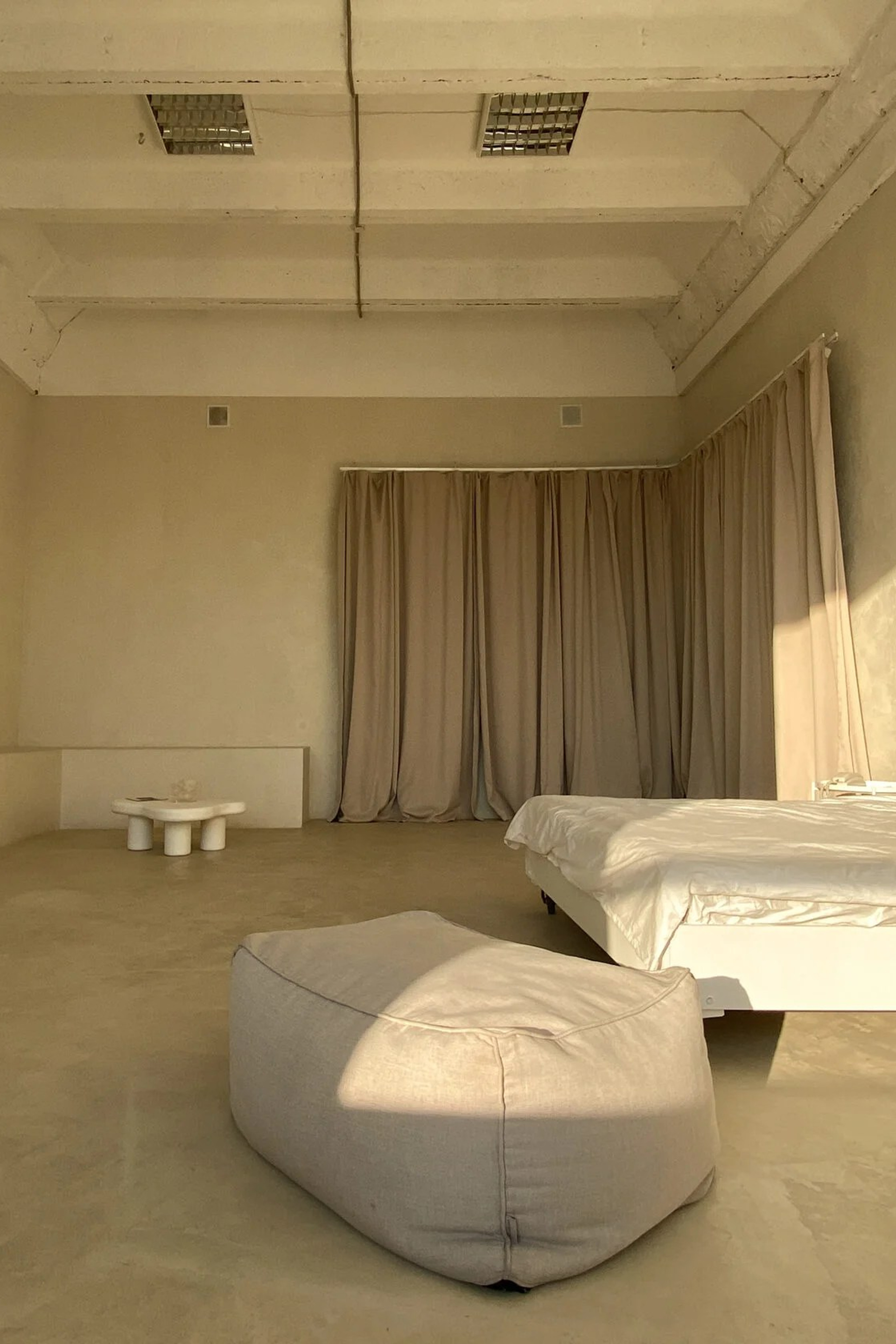 Студия Base — Зал NUDE для предметной съемки Москва|Sale Easy