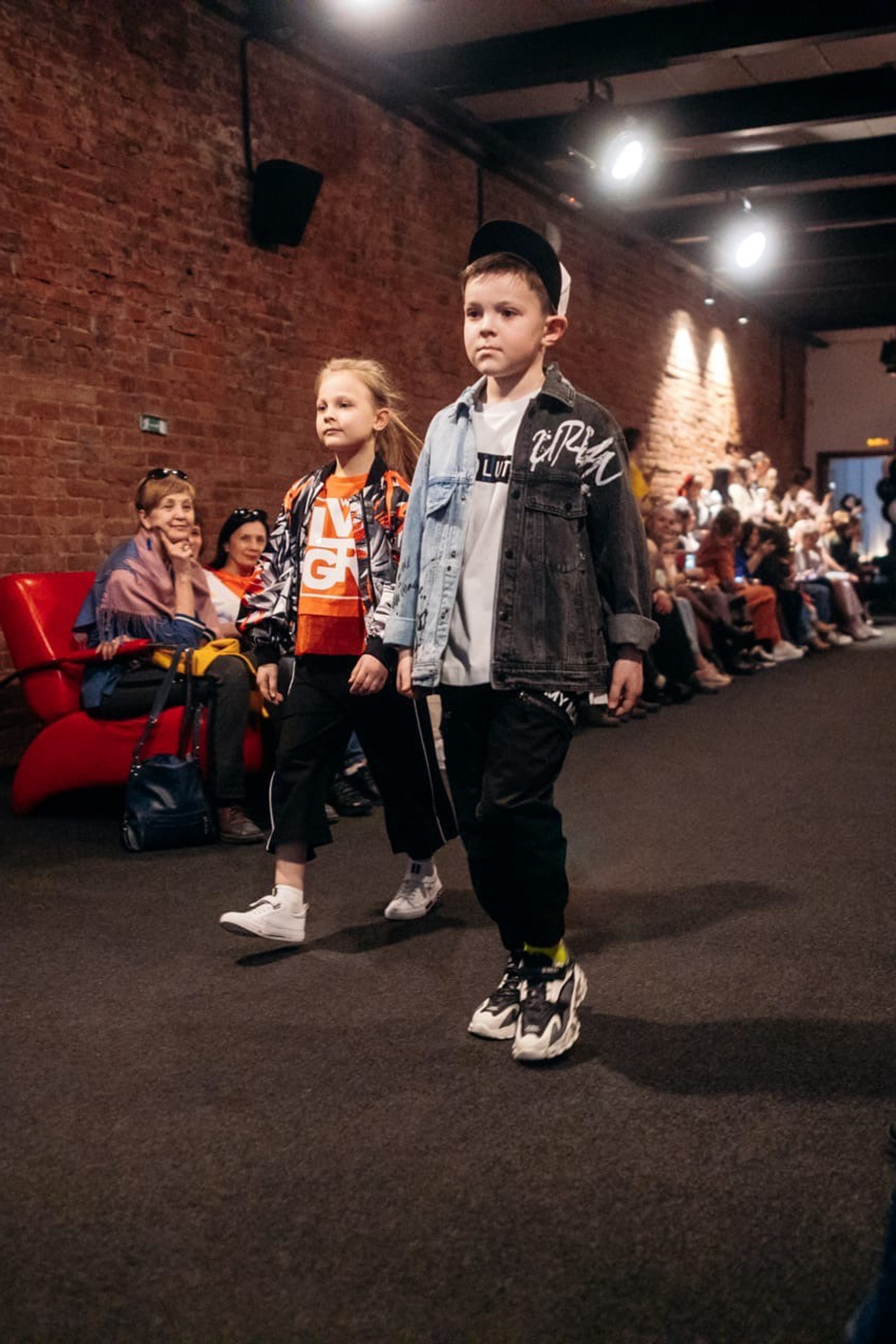 Модель мальчик для предметной съемки Елисей Красноярск| Sale Easy