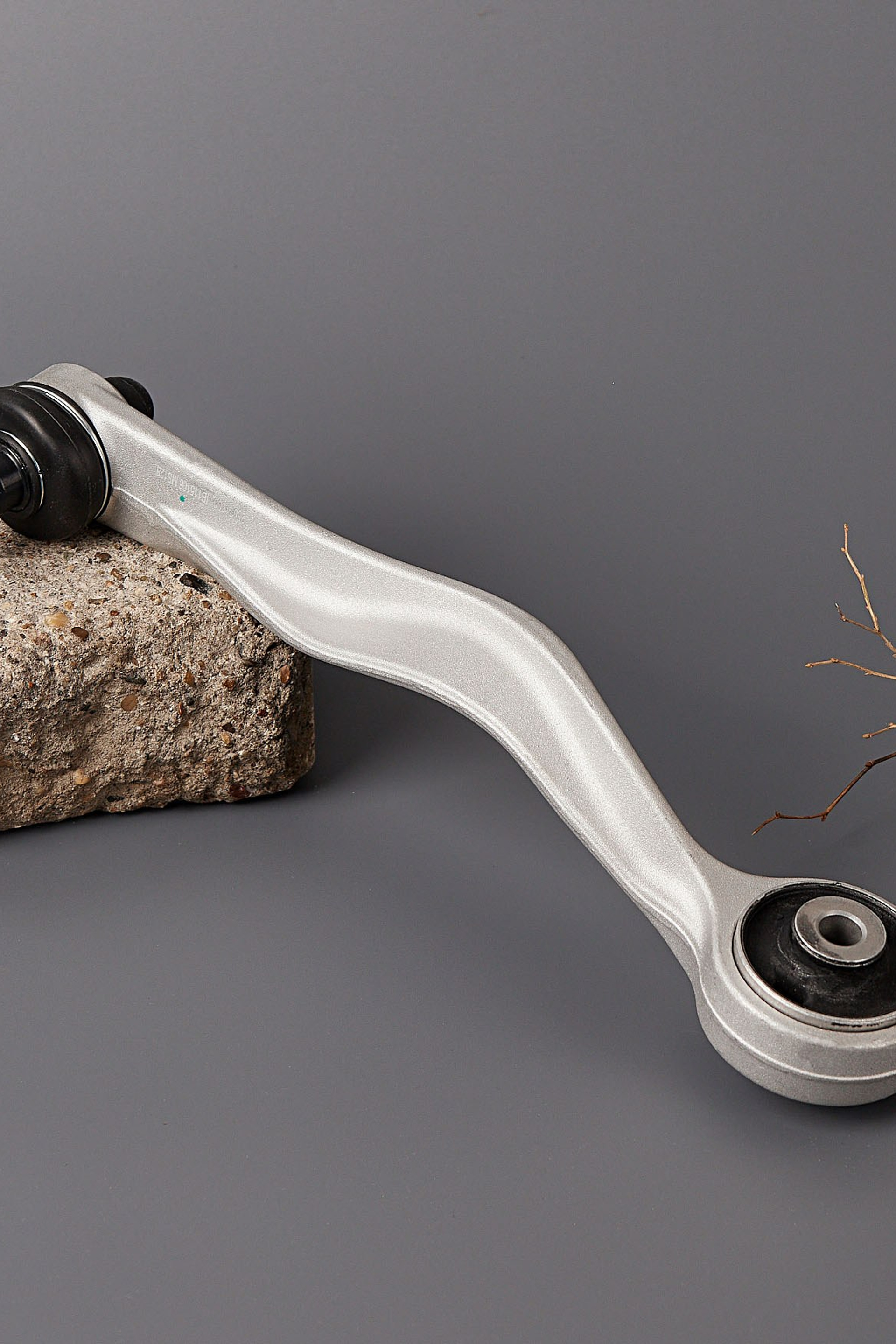 Предметная съемка автотоваров, подчеркивающая инновационные решения и стильный дизайн.