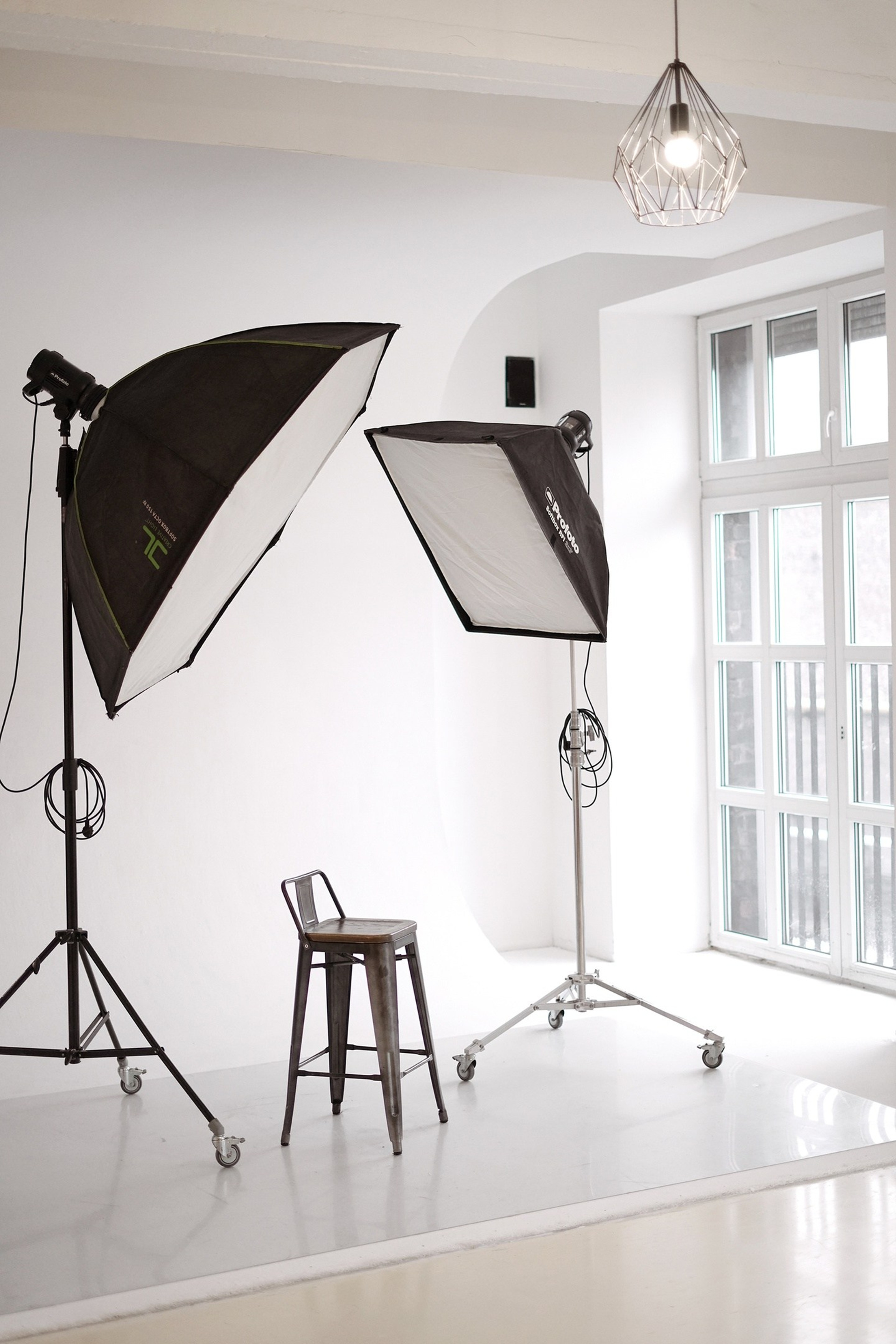 LEONA — зал WHITE С ЦИКЛОРАМОЙ для предм. съемки С.-Пб|Sale Easy