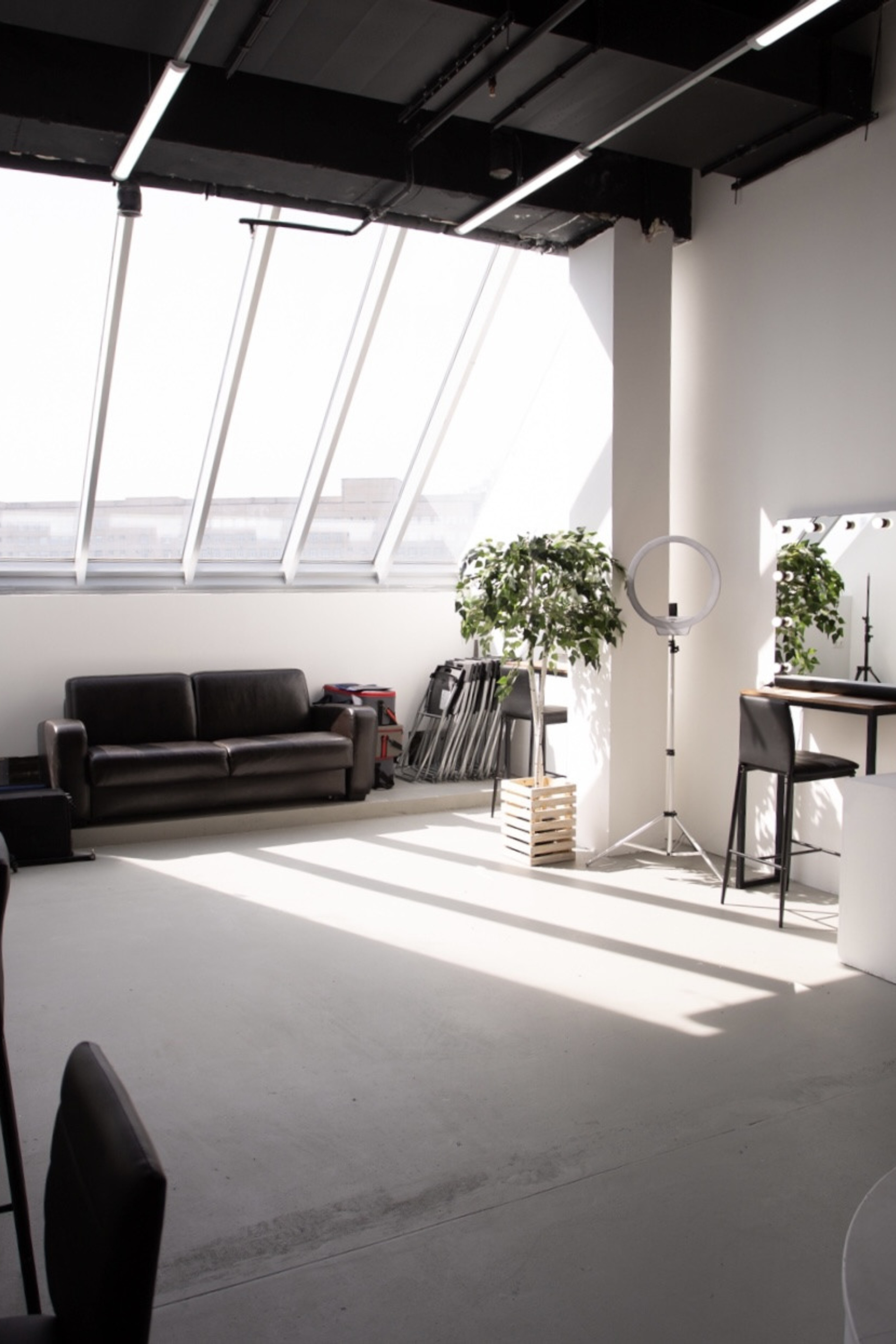 Студия Soulmate Place —зал Гримерный для предм. съемки С.-Пб|Sale Easy