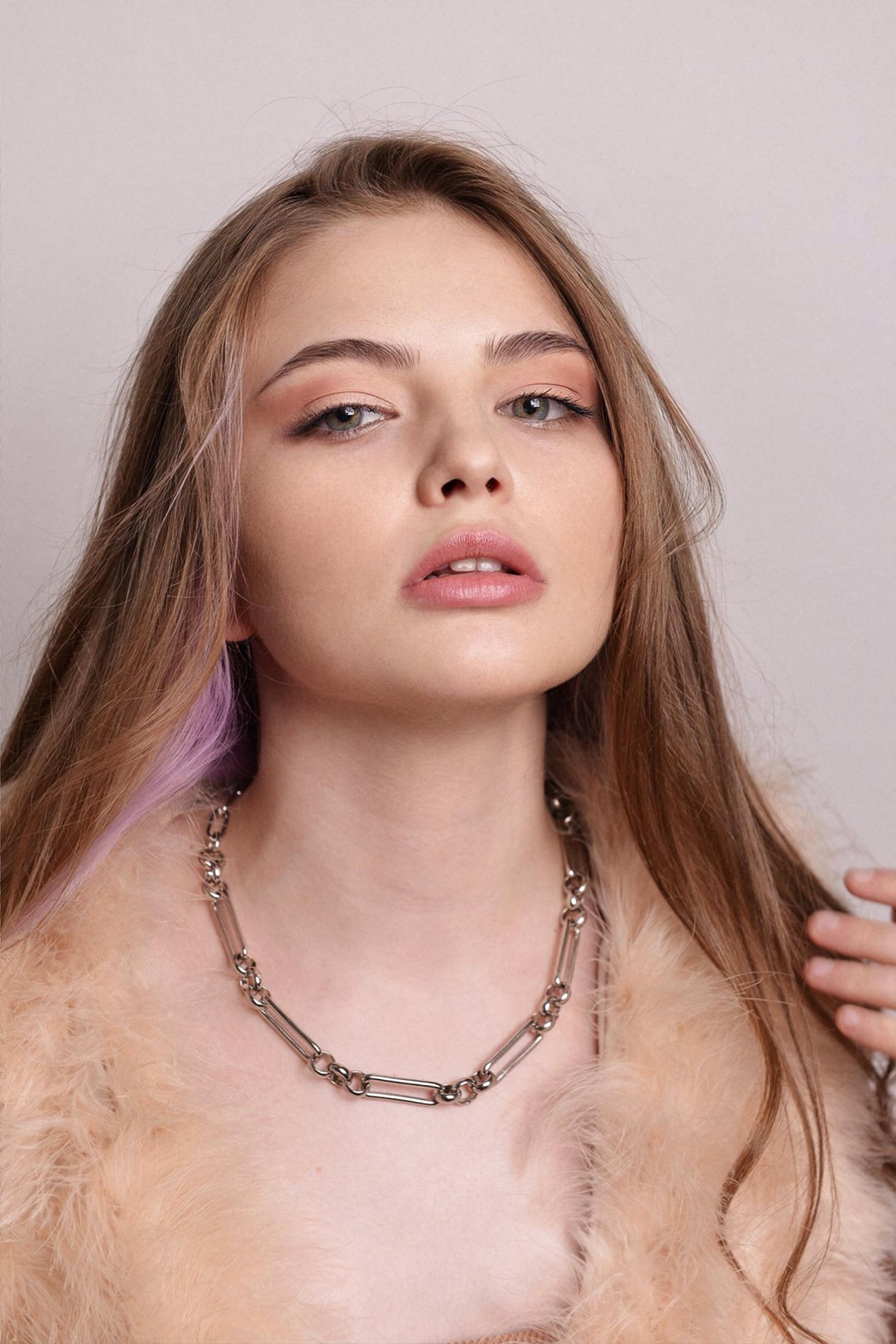 Модель для предметной съемки Зарина Москва| Sale Easy