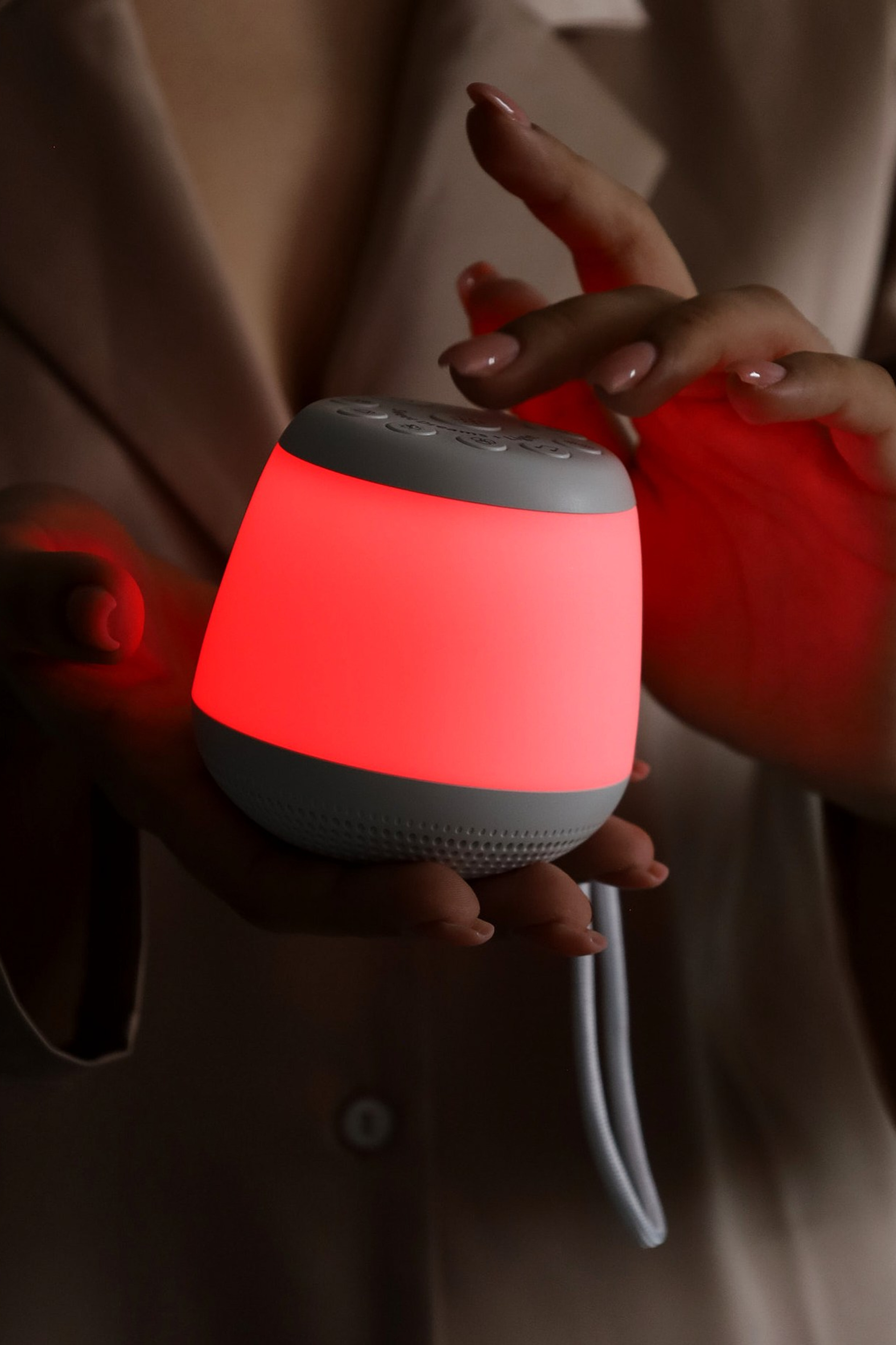 Предметная съемка техники, акцентирующая внимание на эргономике и дизайне.