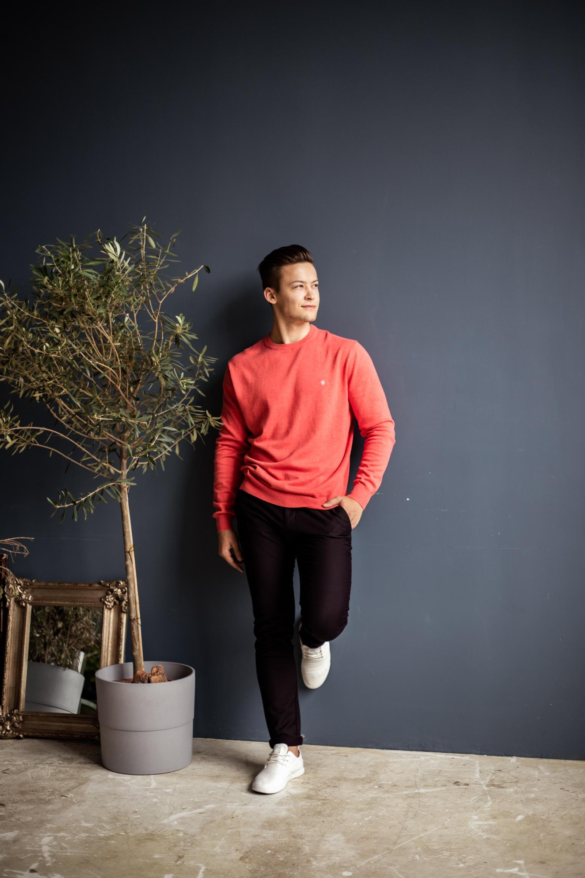 Модель для предметной съемки Роман АА Москва | Sale Easy