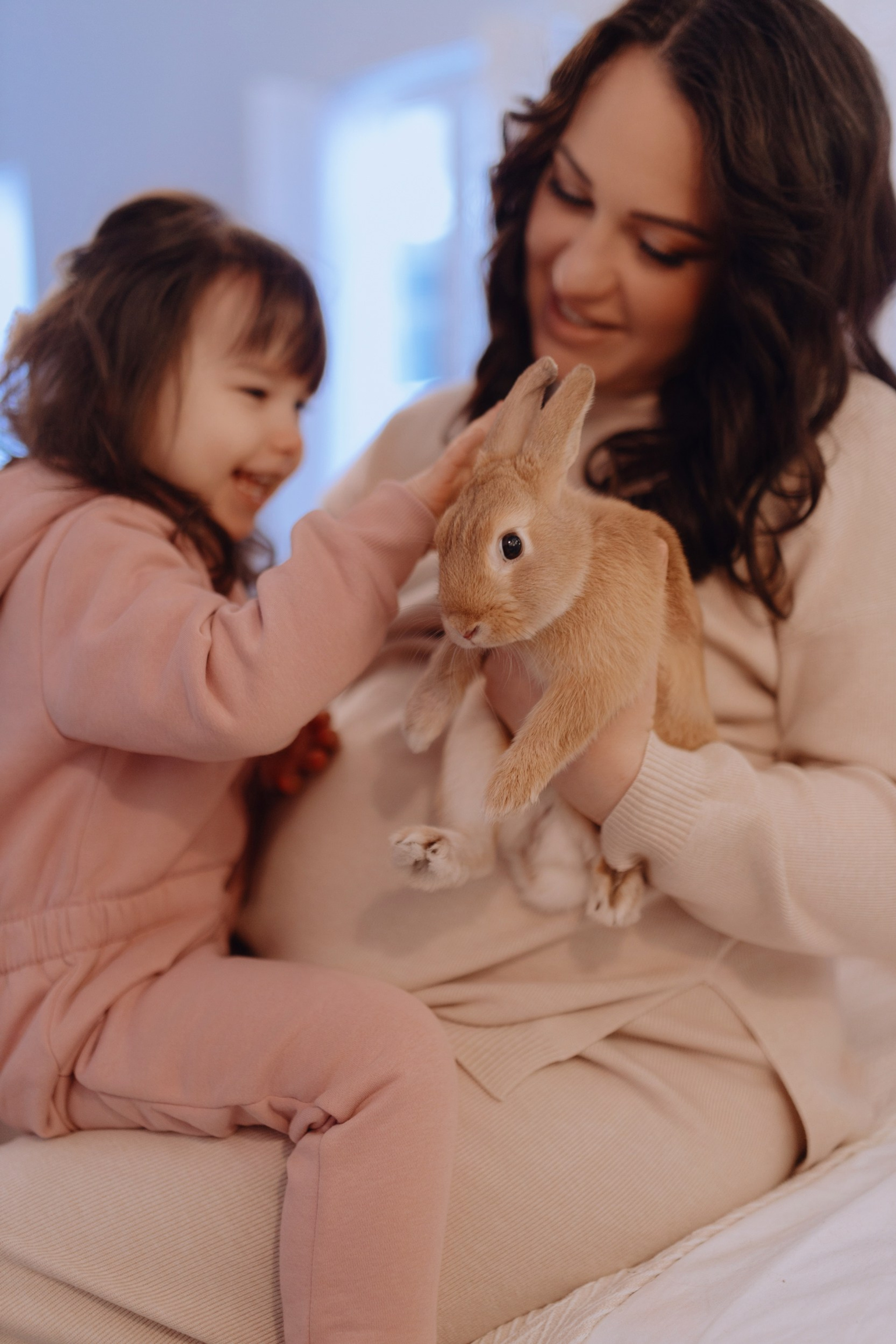 семейная съёмка с детьми в минималистичной студии