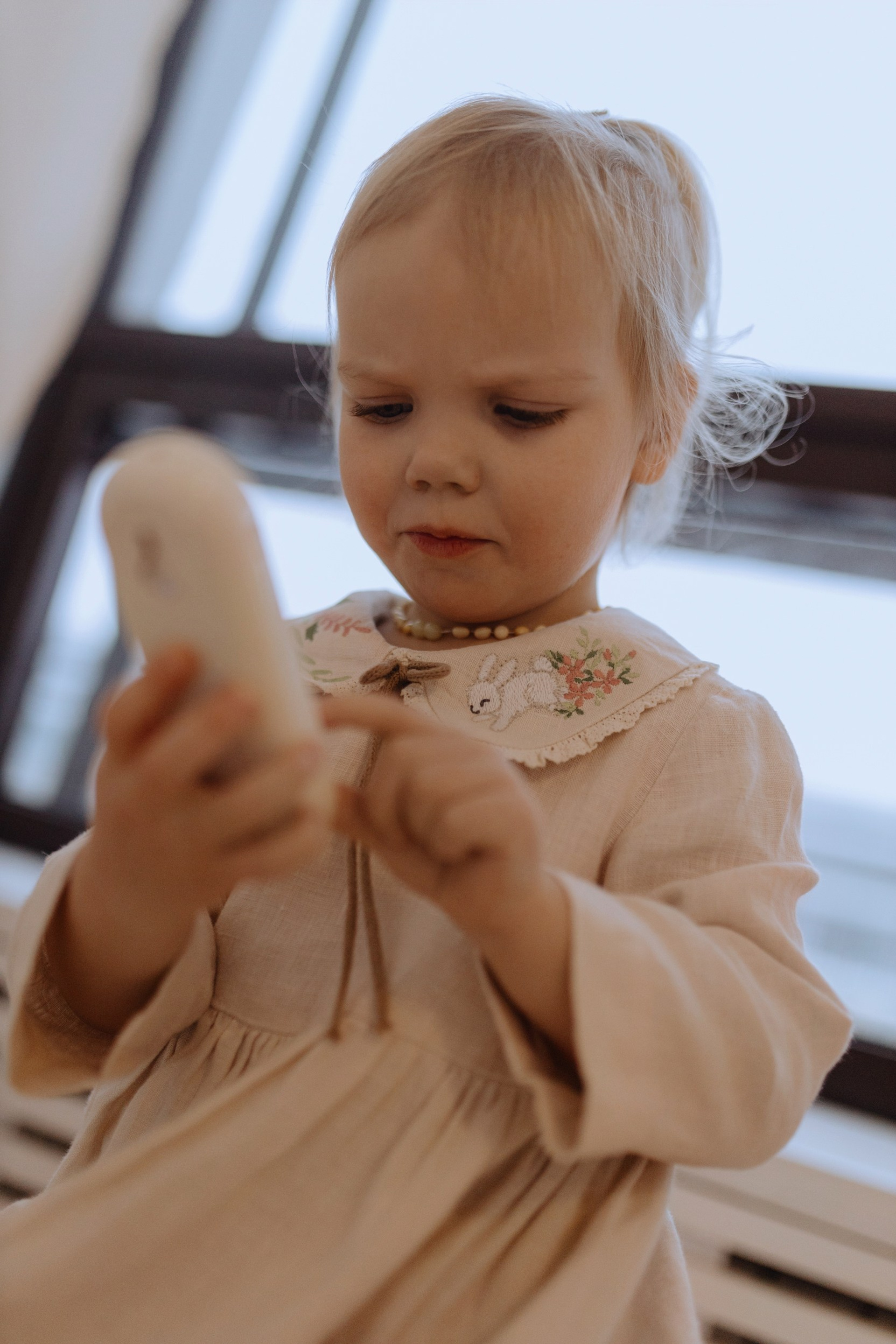 семейная фотосессия с детьми в минималистичном интерьере