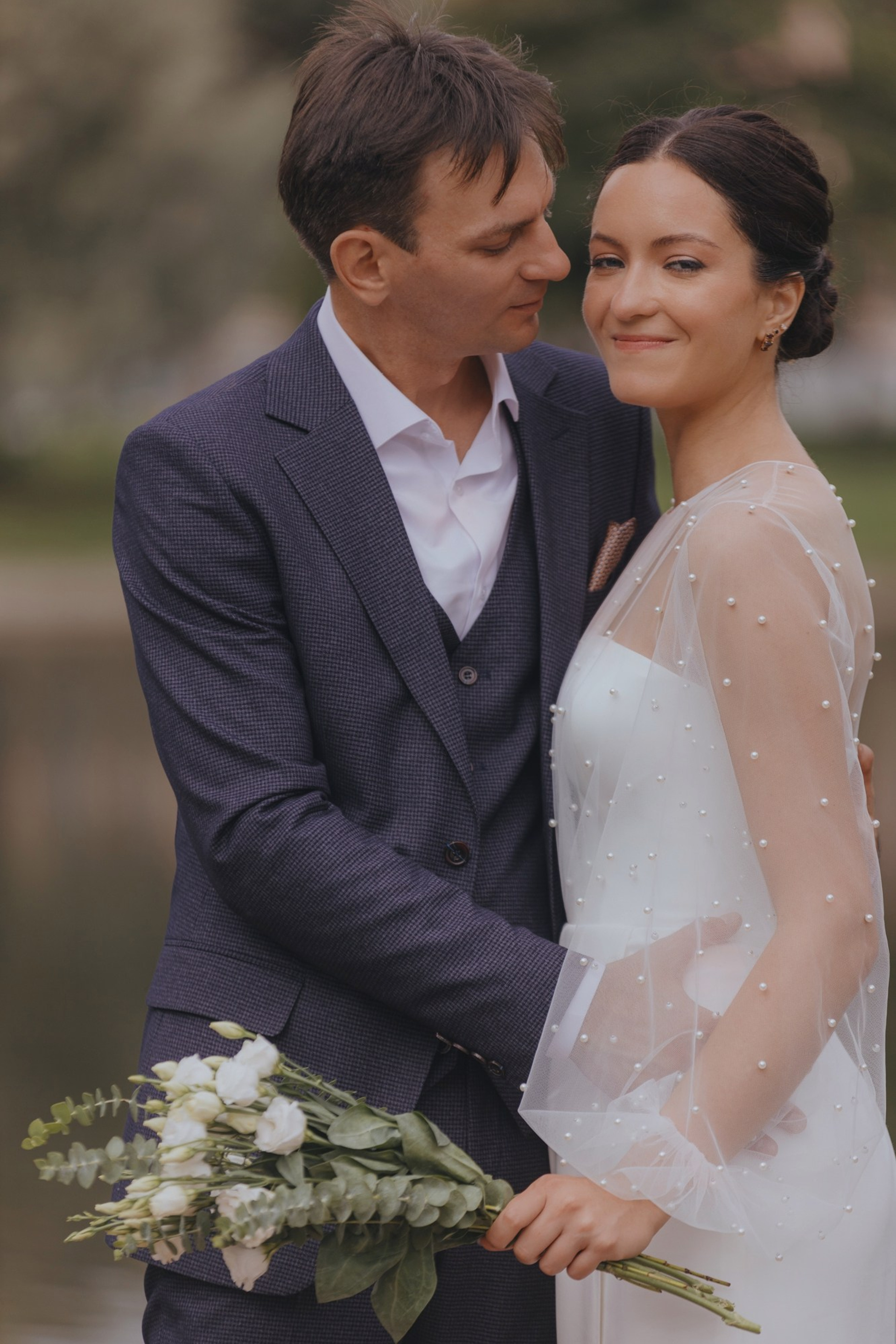 летняя съёмка молодожёнов в городе