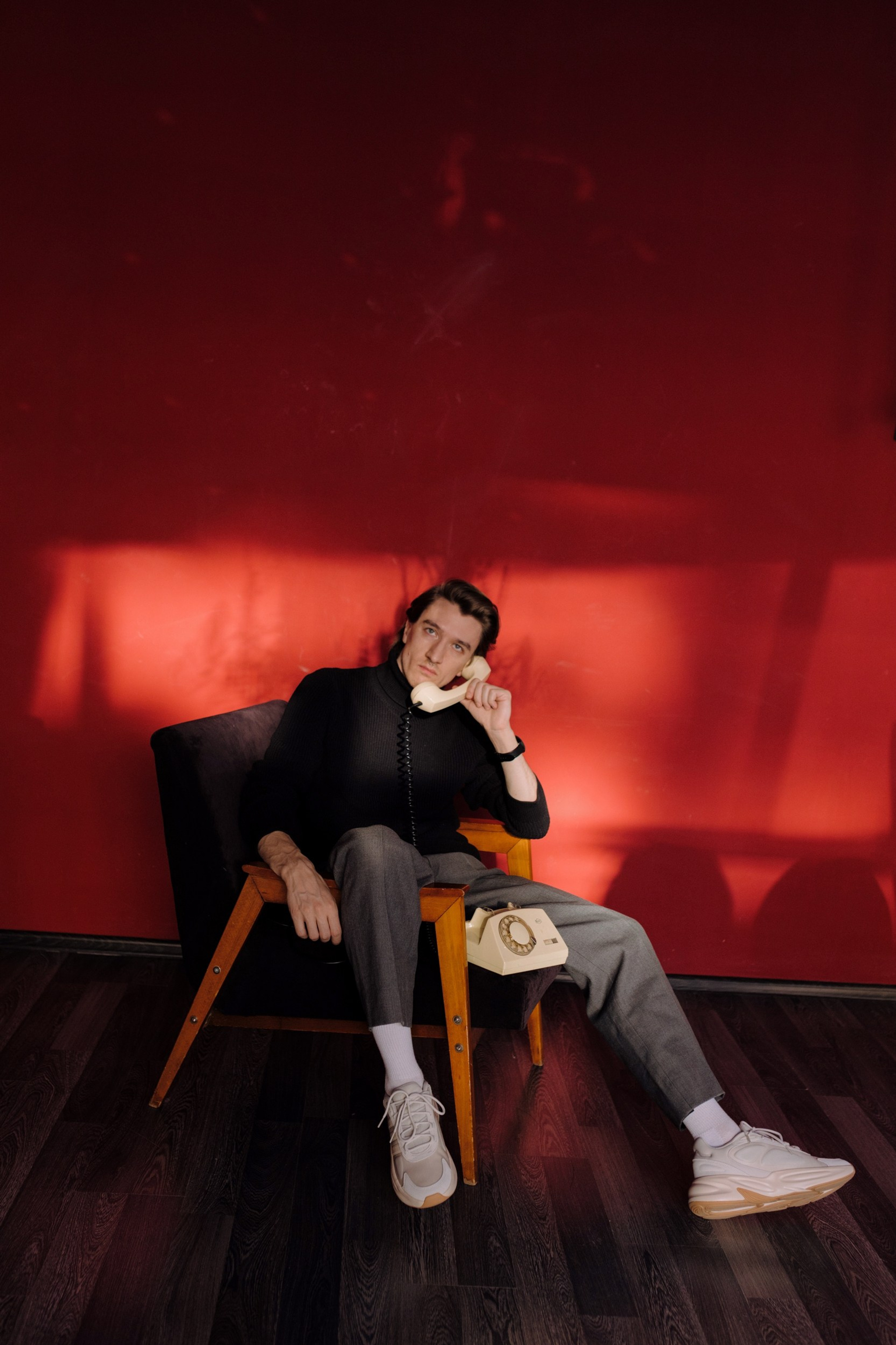 портрет мужчины на студийном фоне