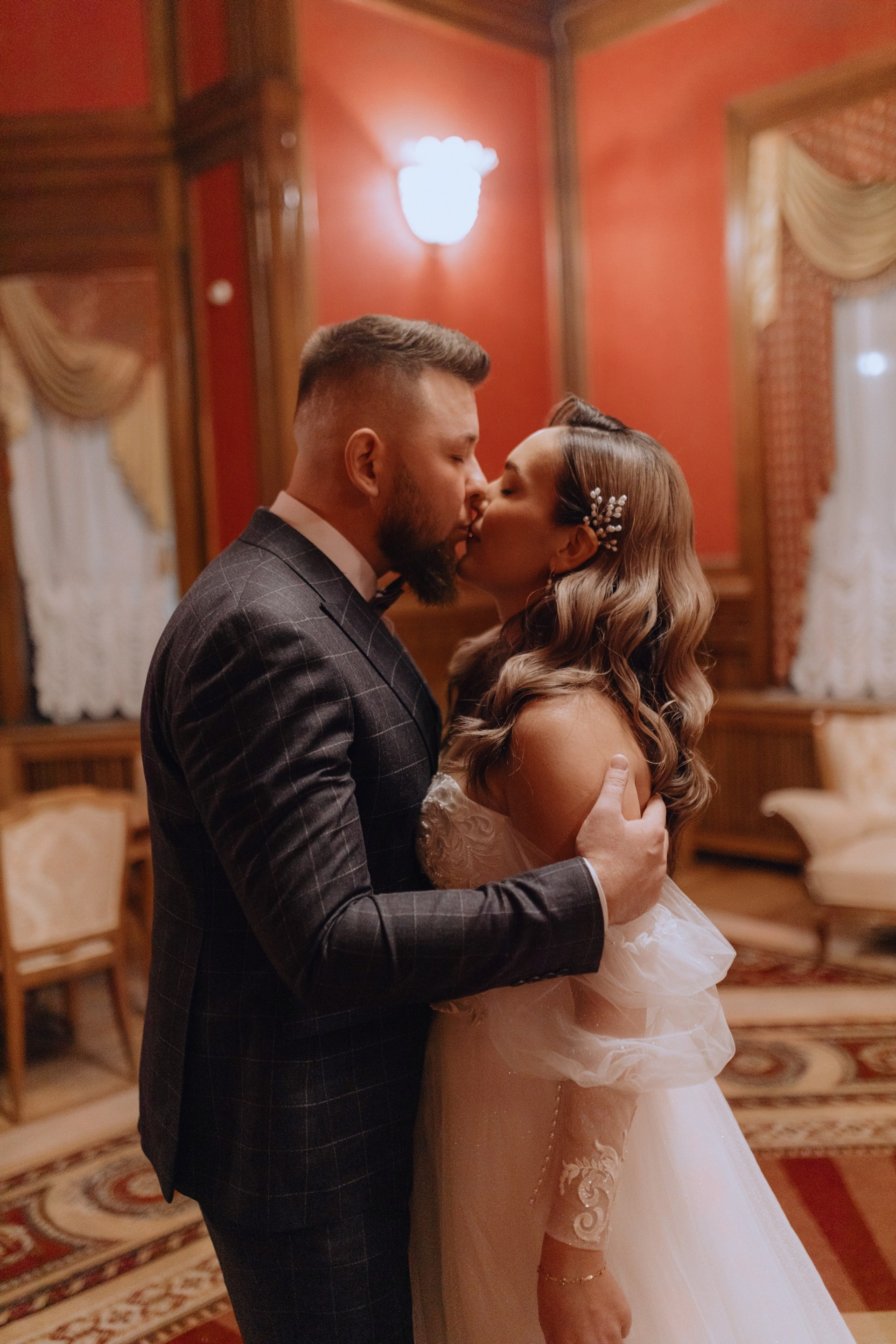 фотосъёмка молодожёнов в зале загса