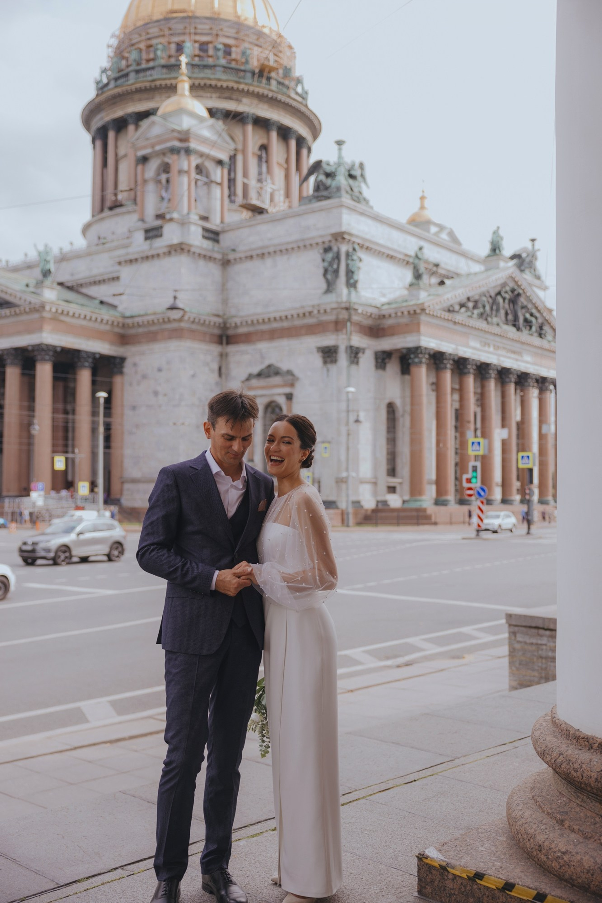 летняя свадебная съёмка загс и парковые аллеи