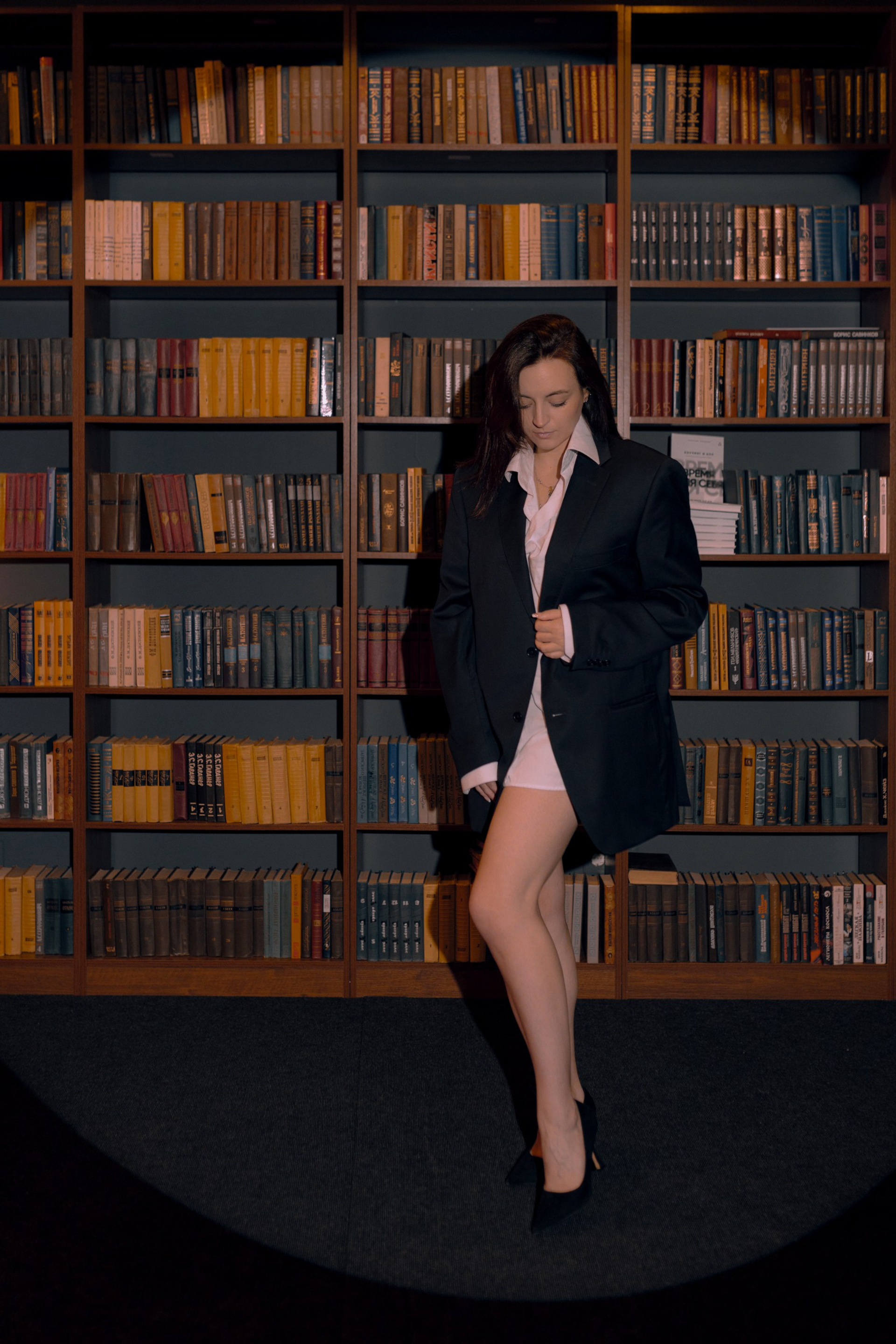 авторский портрет женщины в студийной эстетике