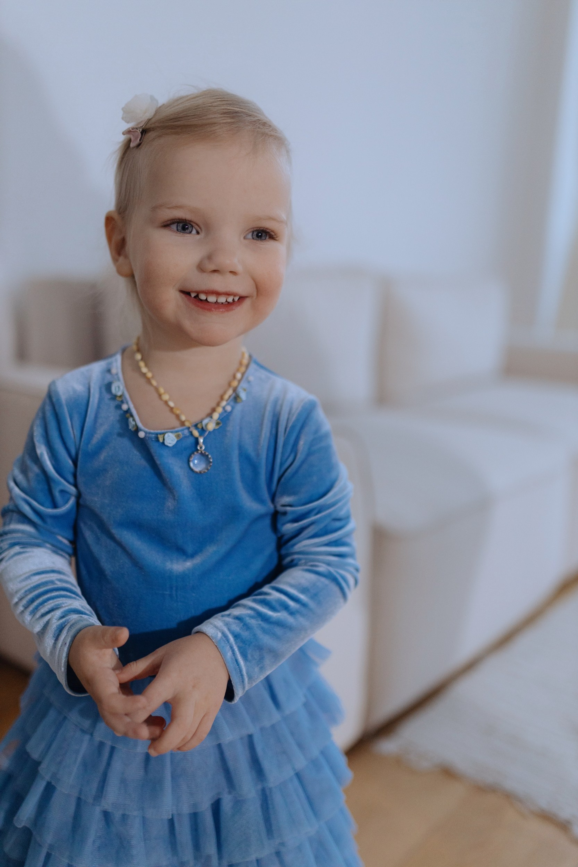 фотосъёмка семьи с детьми в светлом пространстве