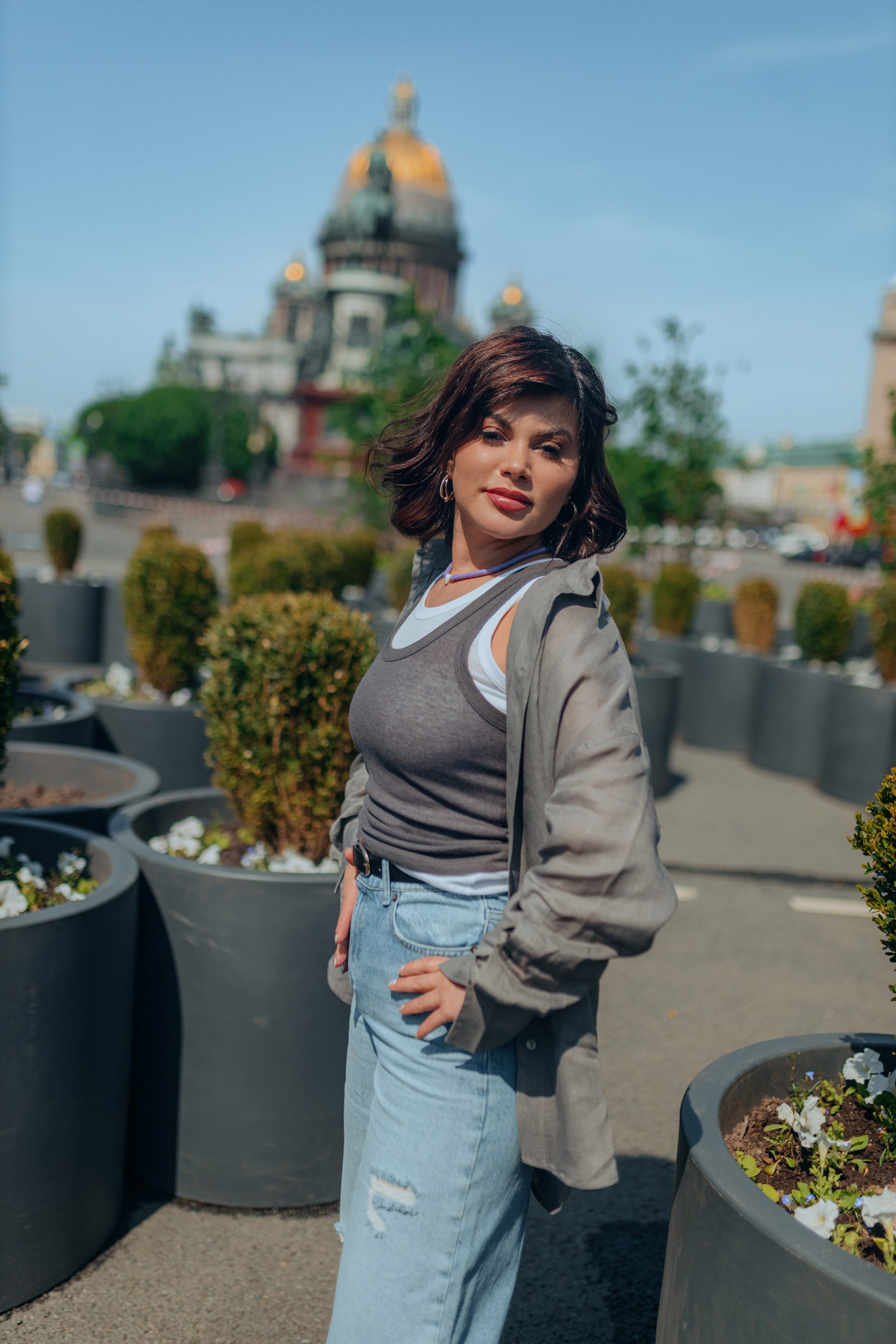 летний городской портрет женщины lifestyle