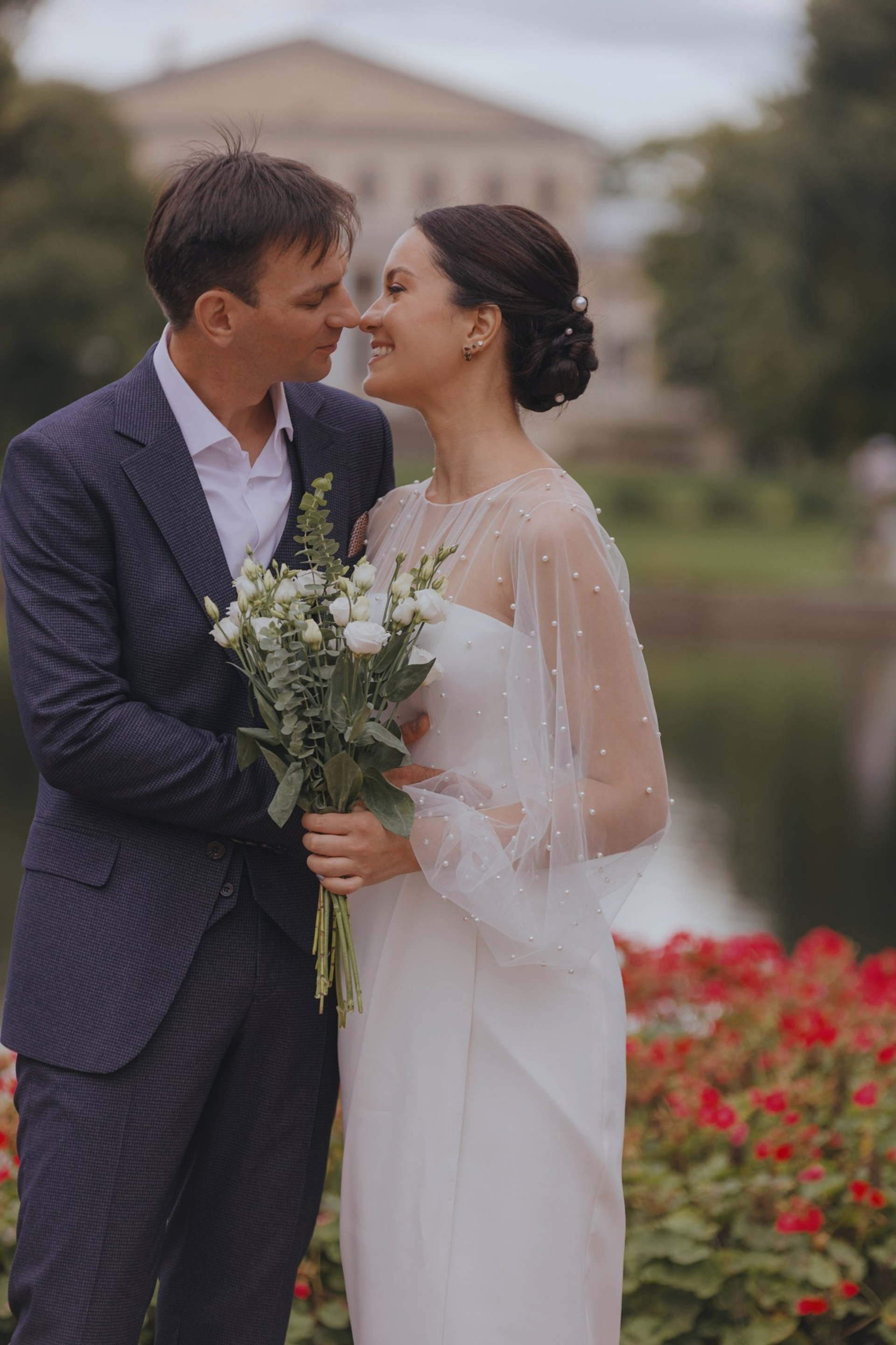 летний свадебный портрет на прогулке