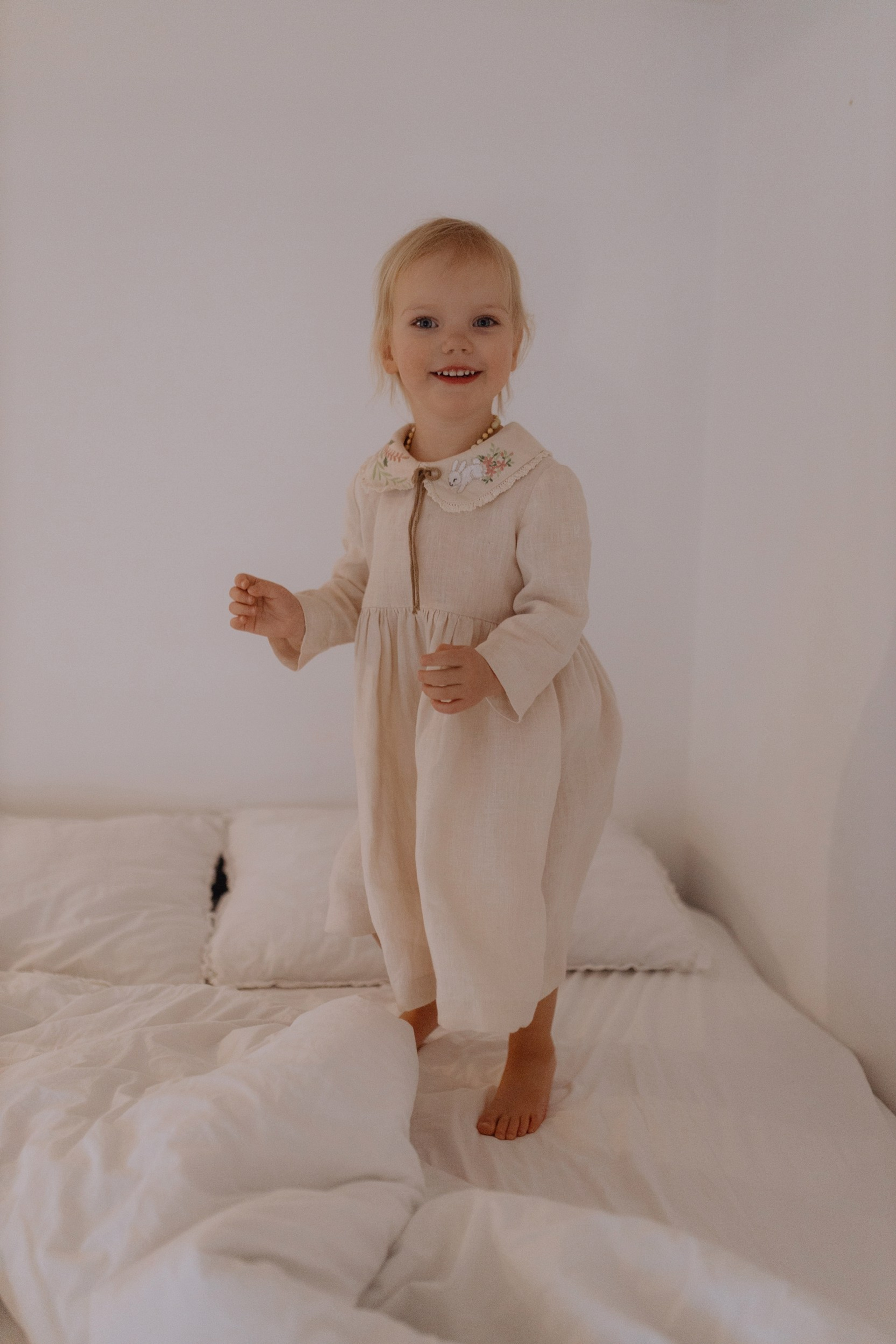 семейная фотосессия с детьми в нейтральных тонах