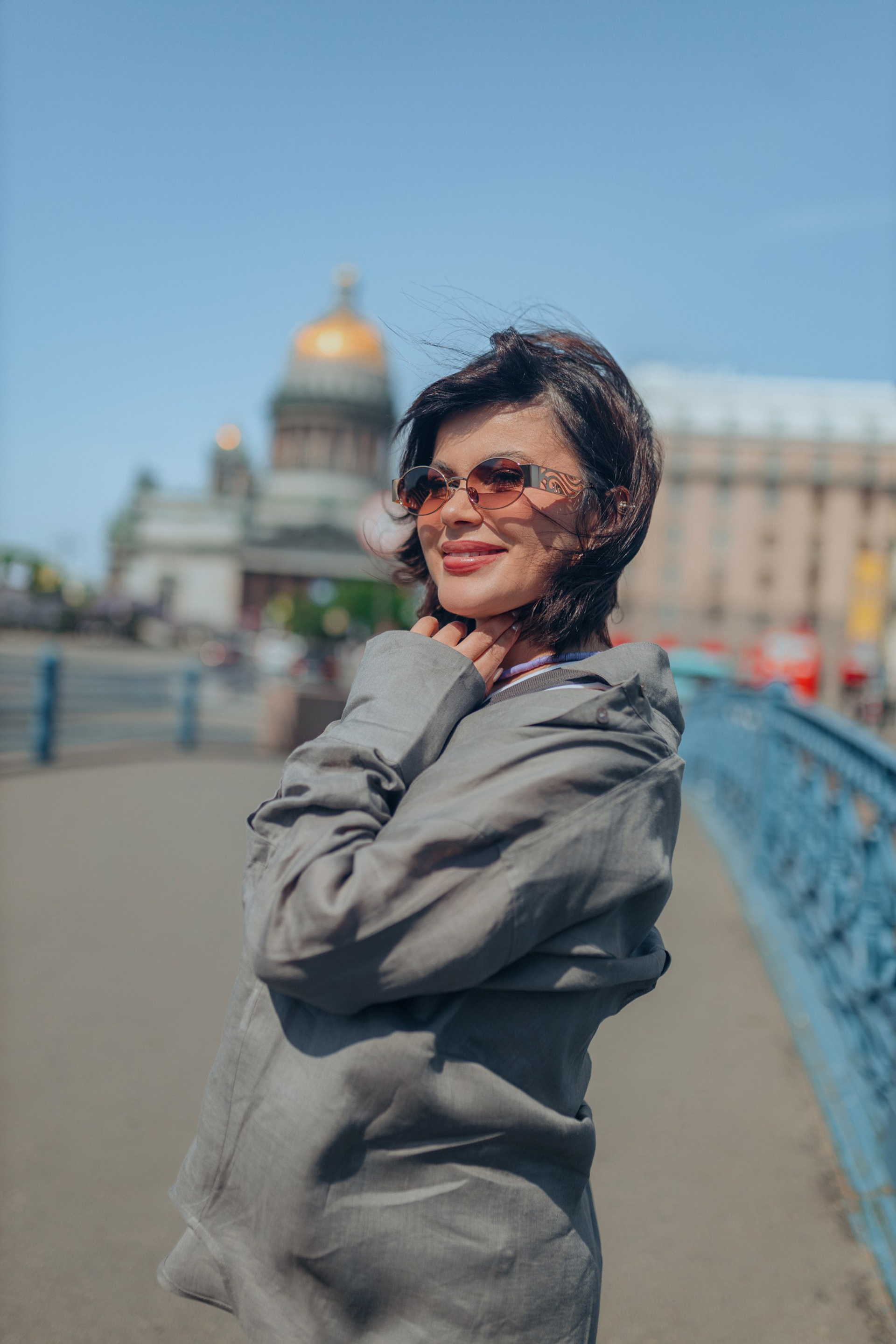 прогулка женщины по петербургу летом