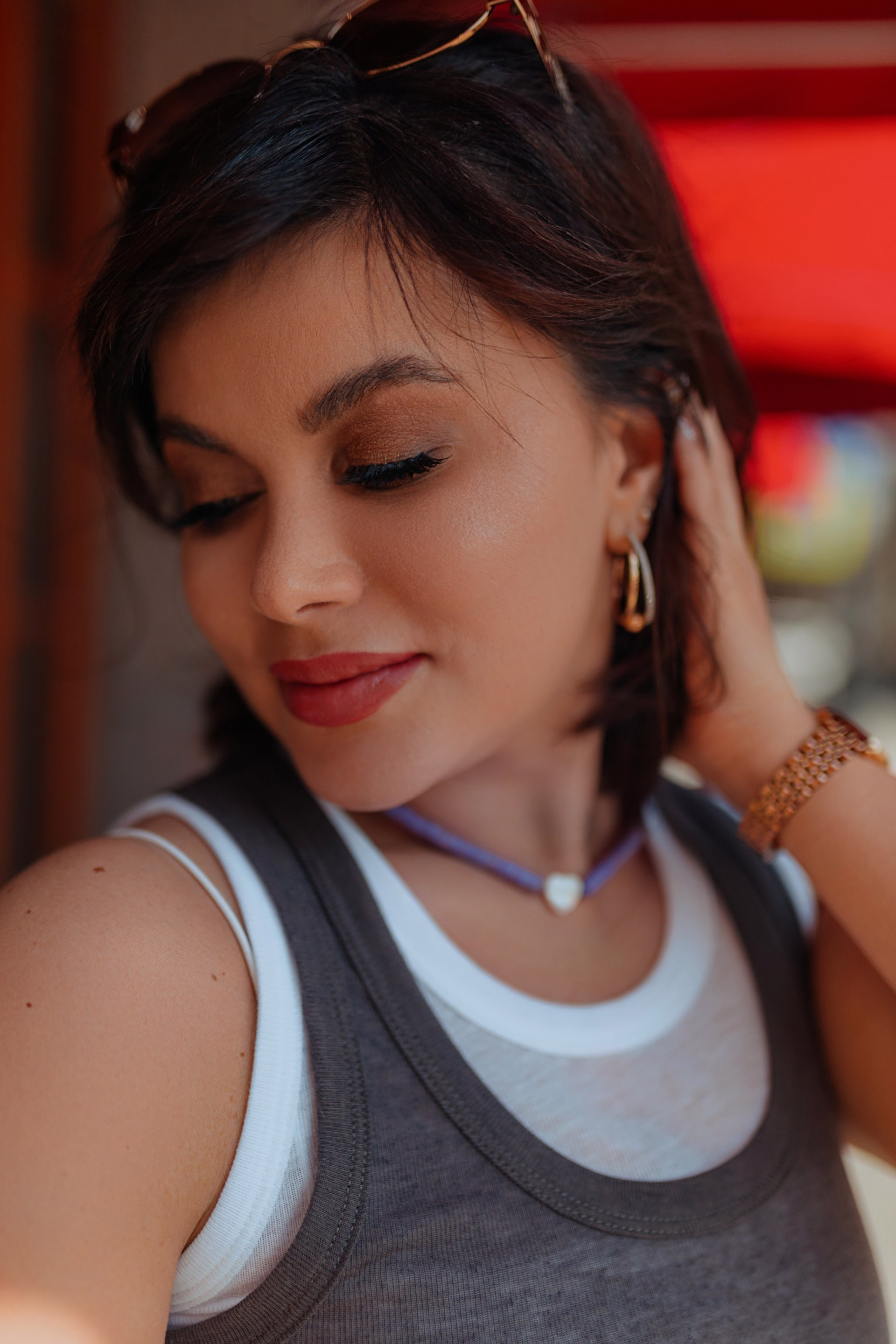 летняя съёмка женщины в городской среде