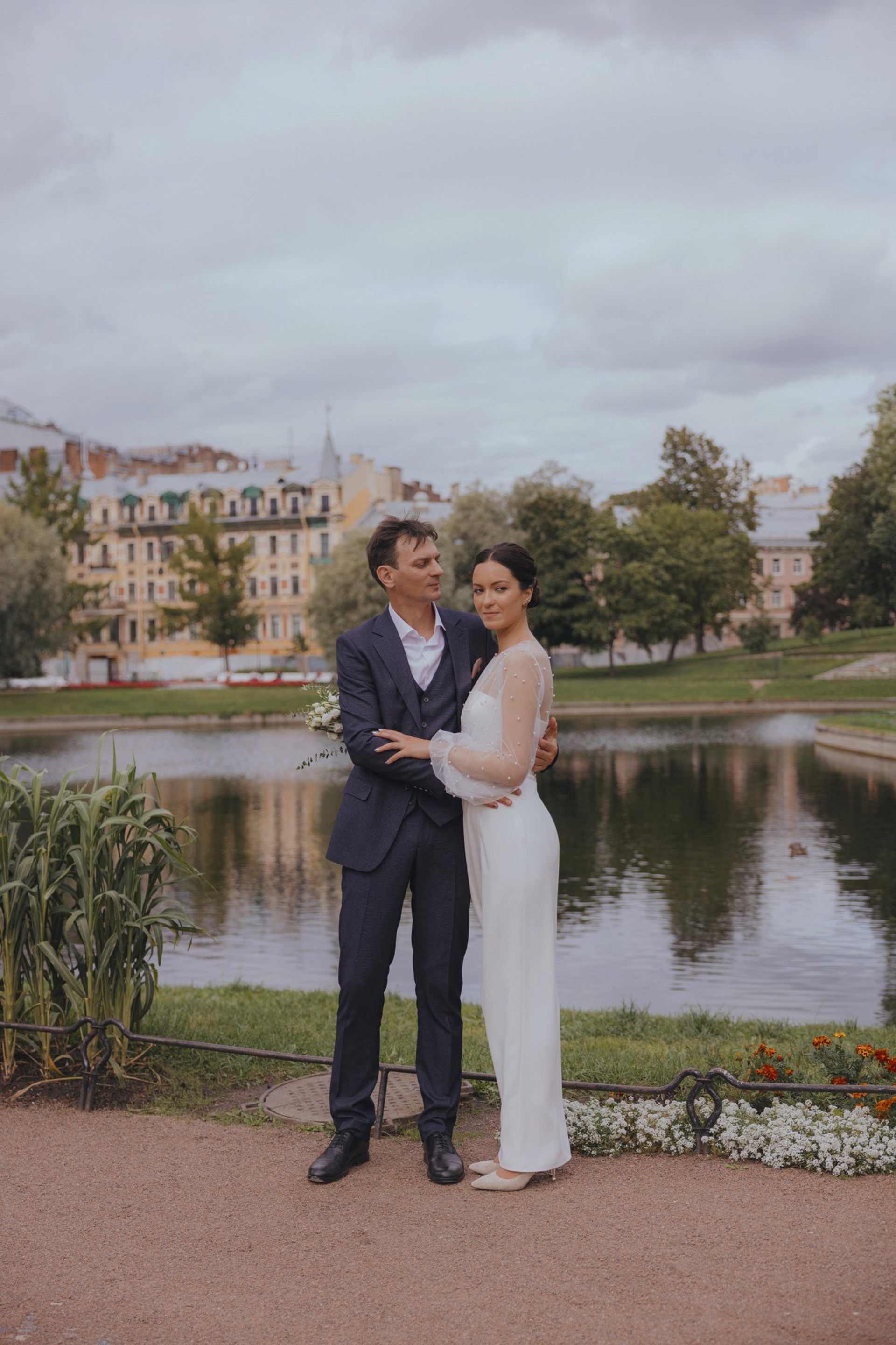 свадебная фотосессия летом в парковой зоне