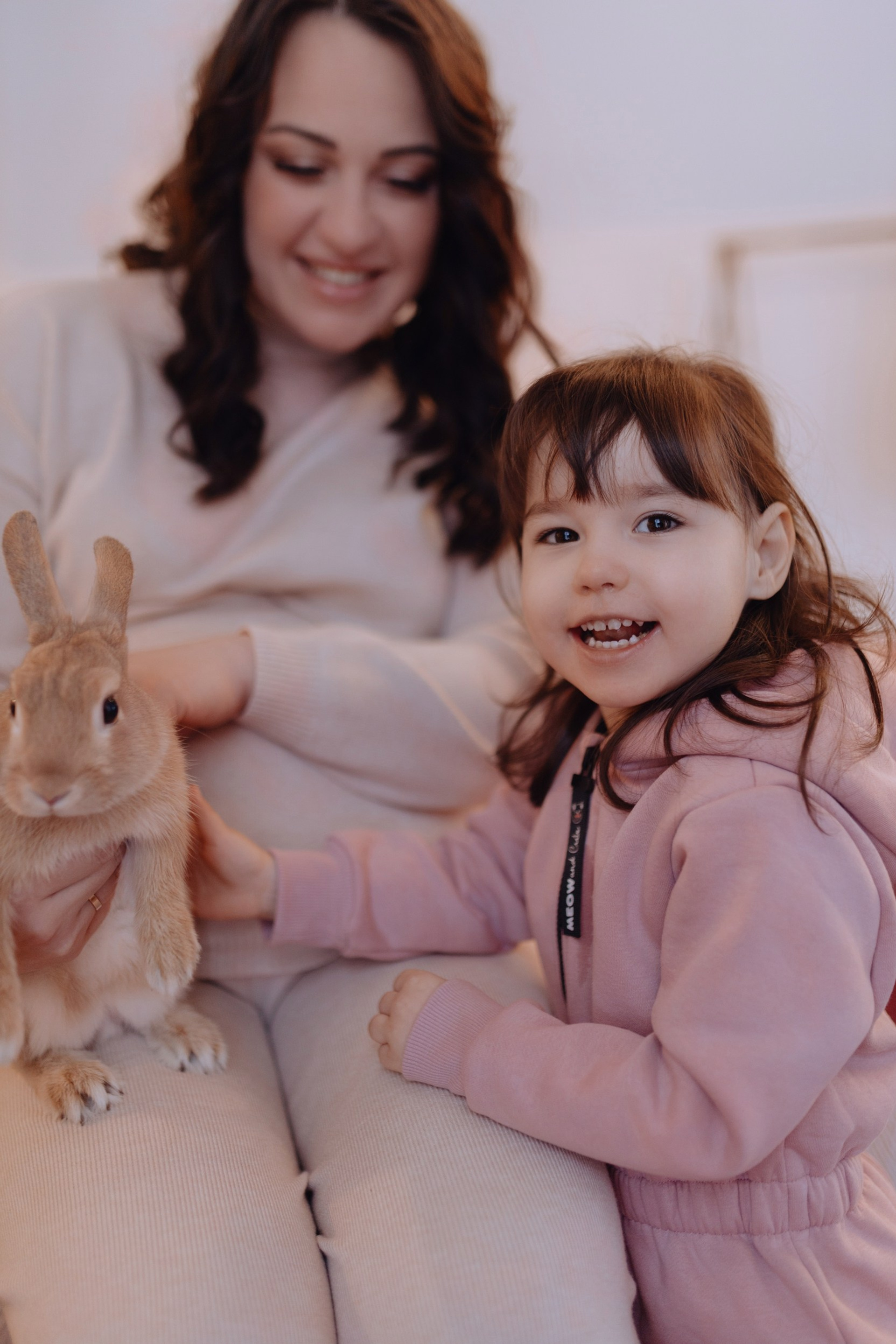 фотосессия семьи с детьми на студийном фоне