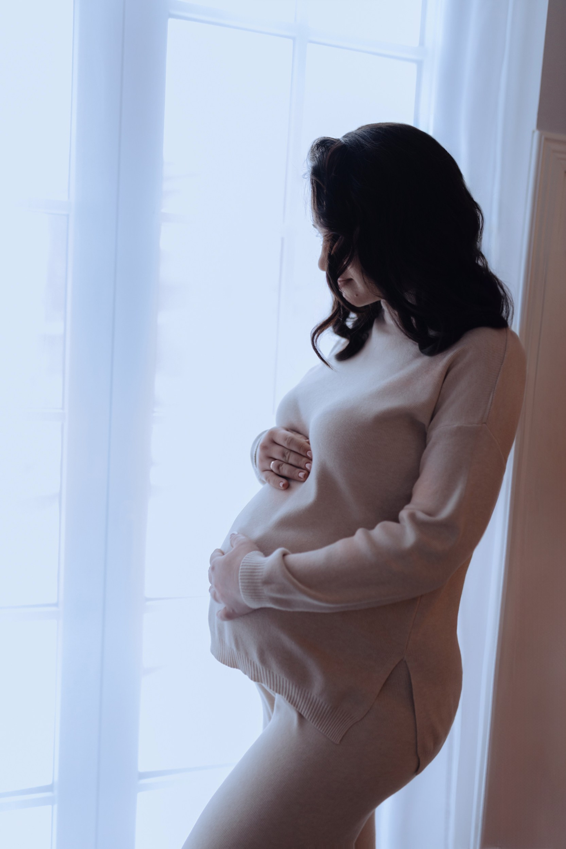 семейный портрет с детьми в студийном пространстве