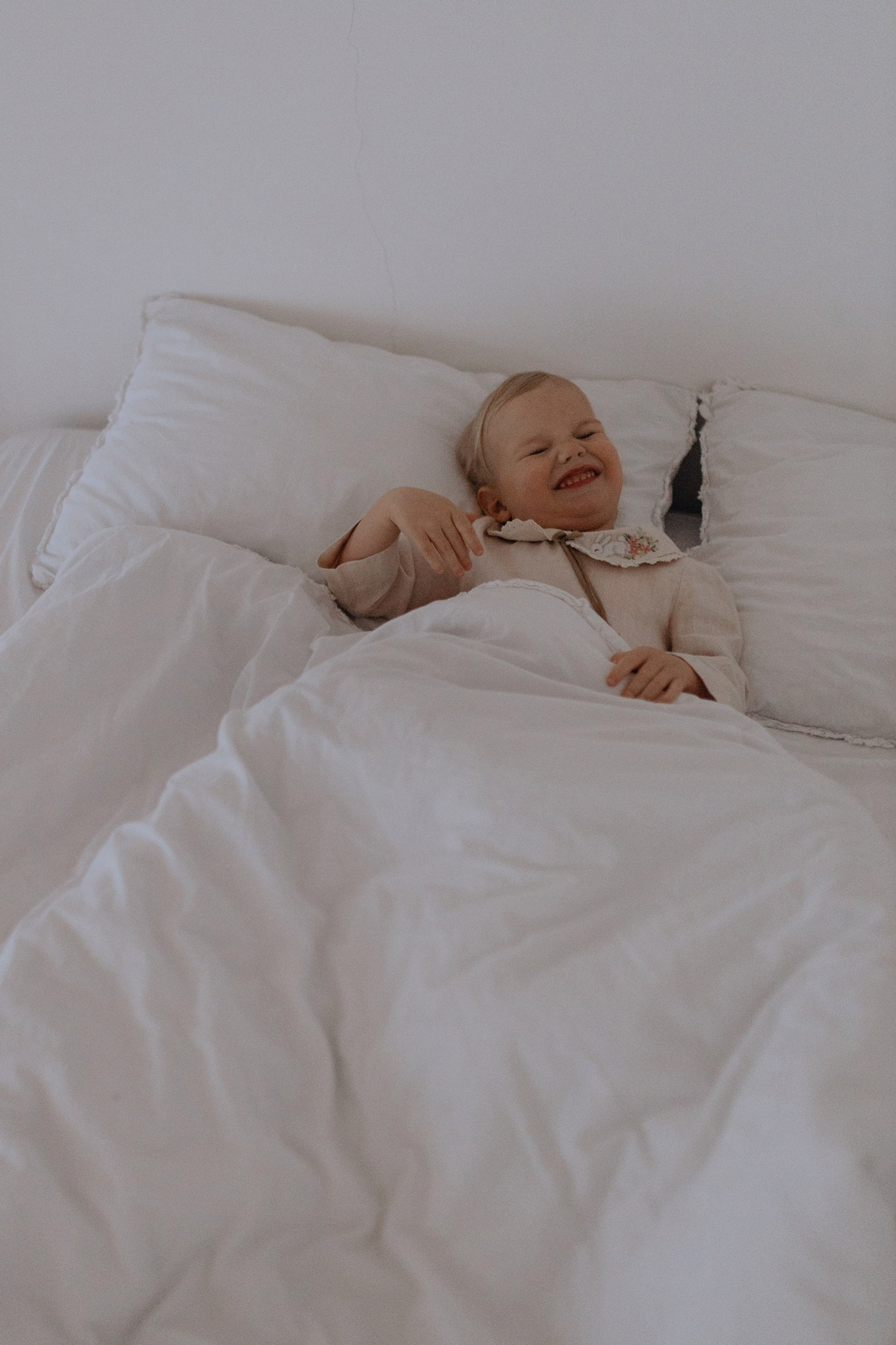 фотосессия семьи с ребёнком в домашнем интерьере