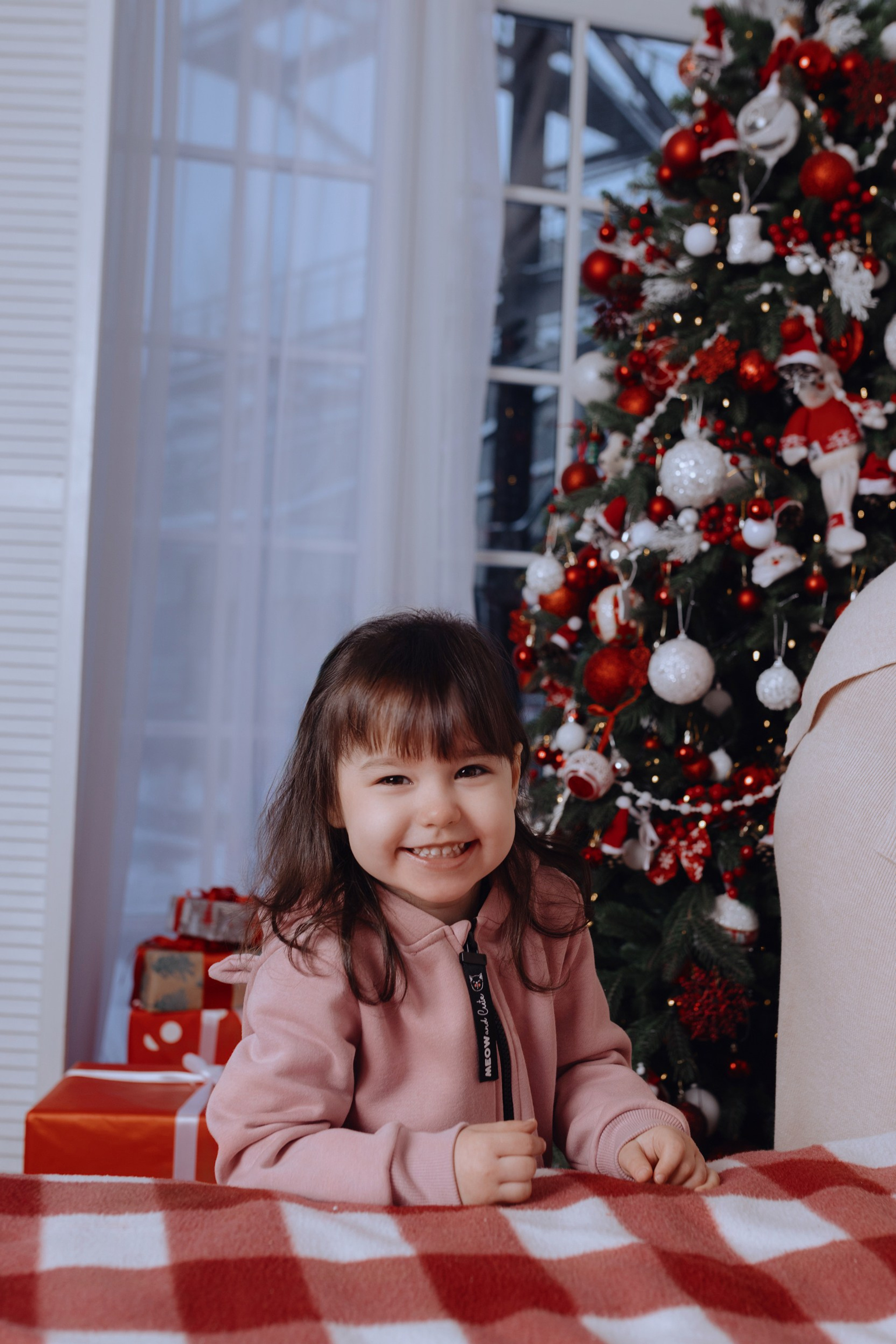 студийная фотосъёмка семьи в спокойной эстетике