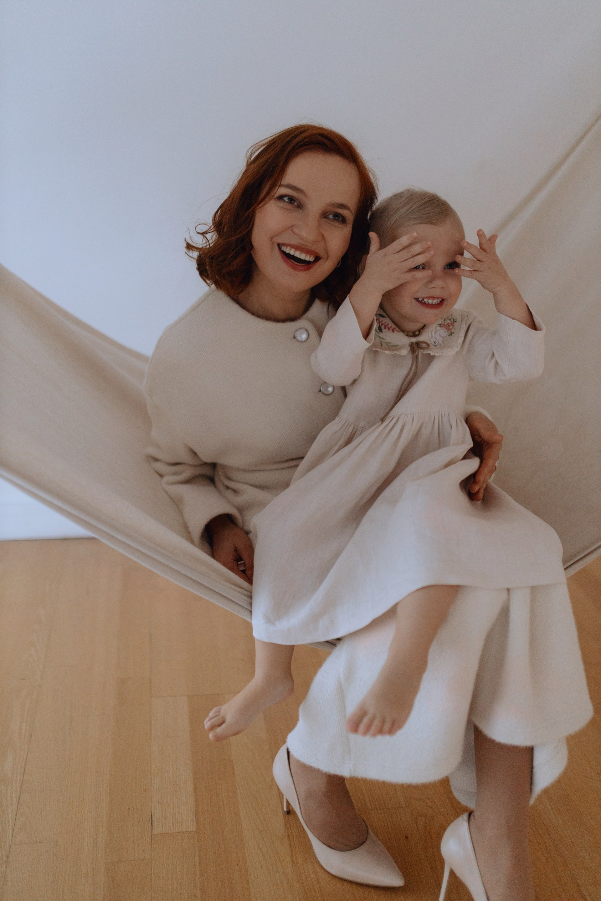 фотосессия семьи с детьми в уютном пространстве