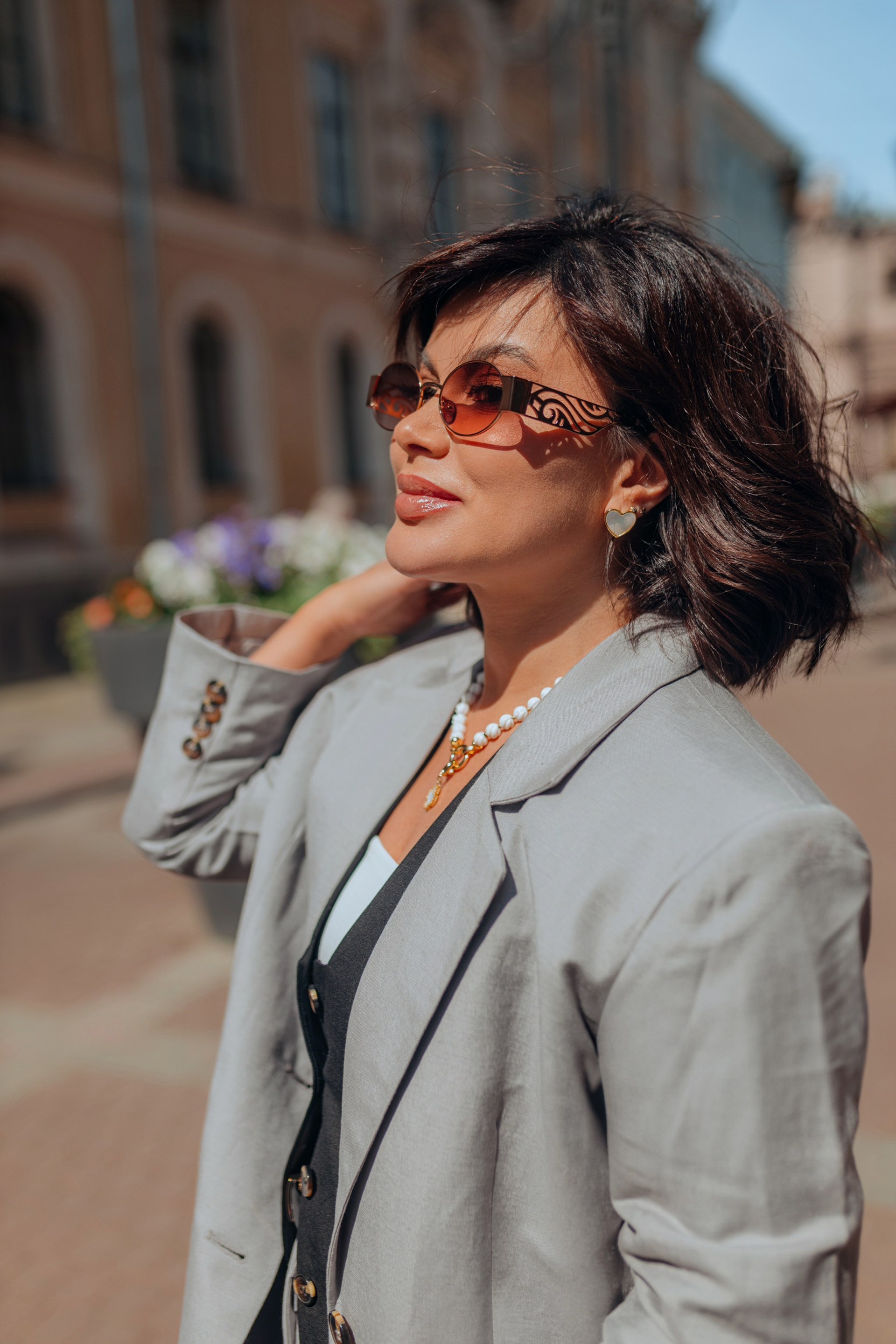 портрет женщины в летнем городском ритме