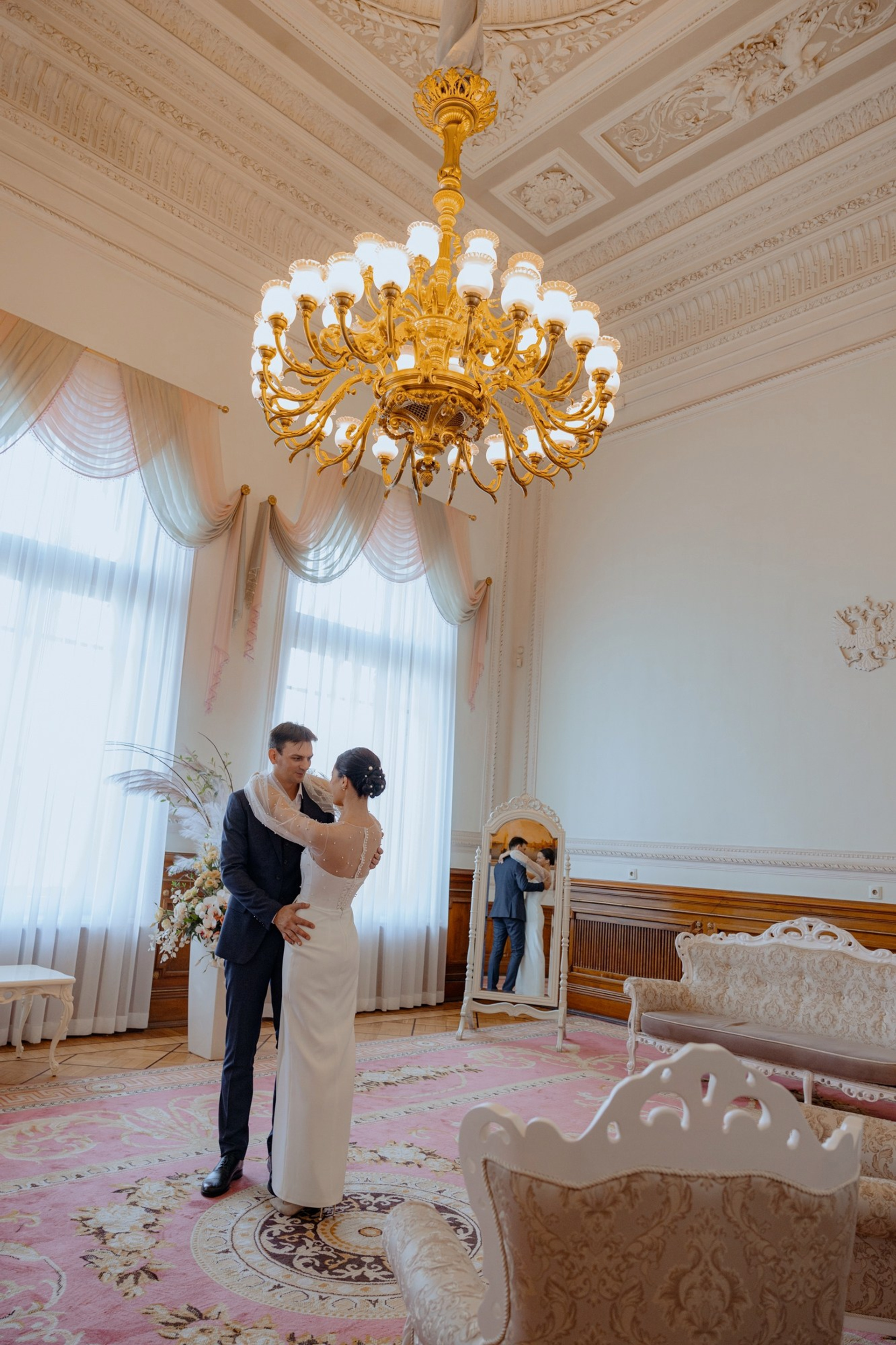 свадебная съёмка в классическом интерьере загса