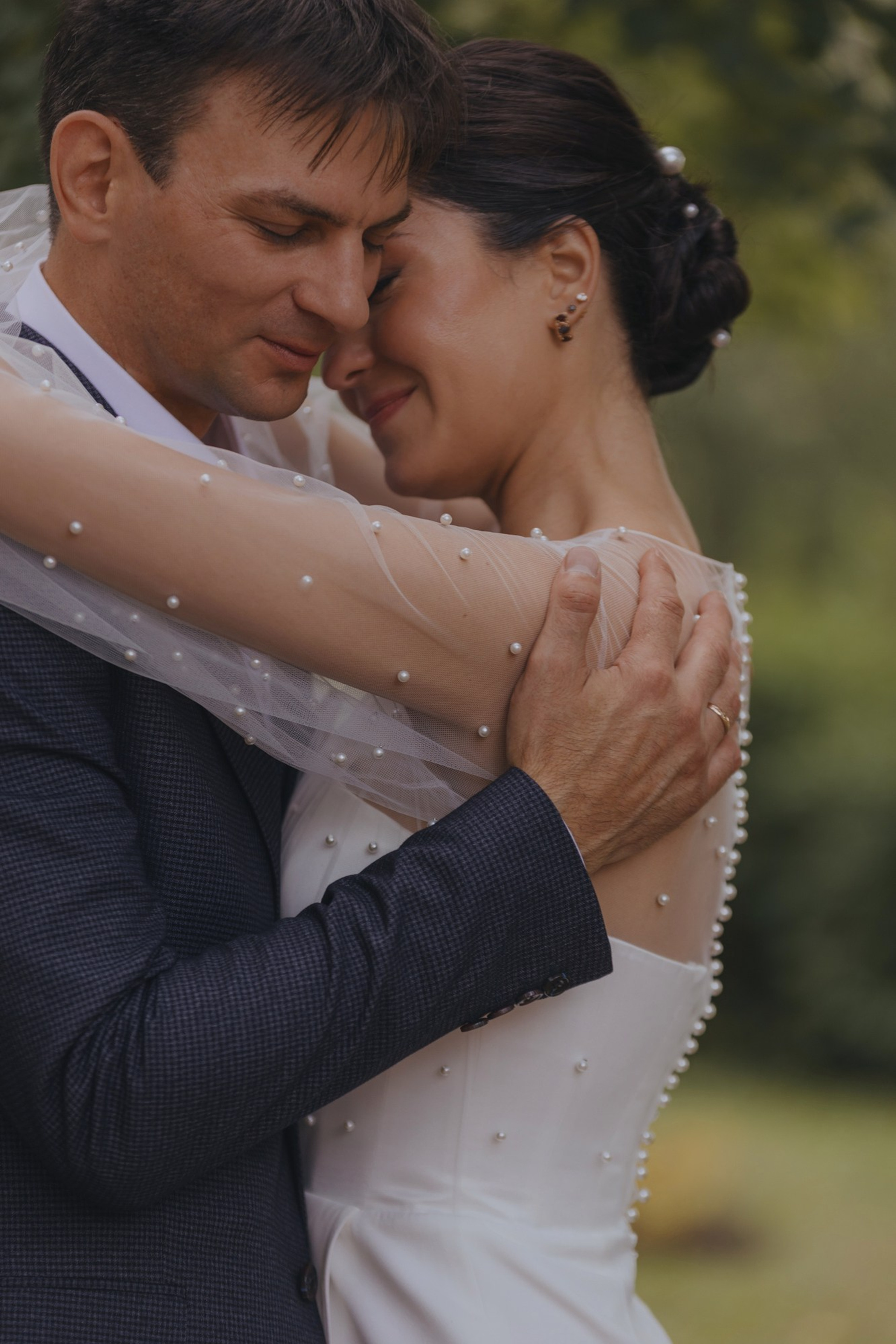 летний свадебный портрет на улице