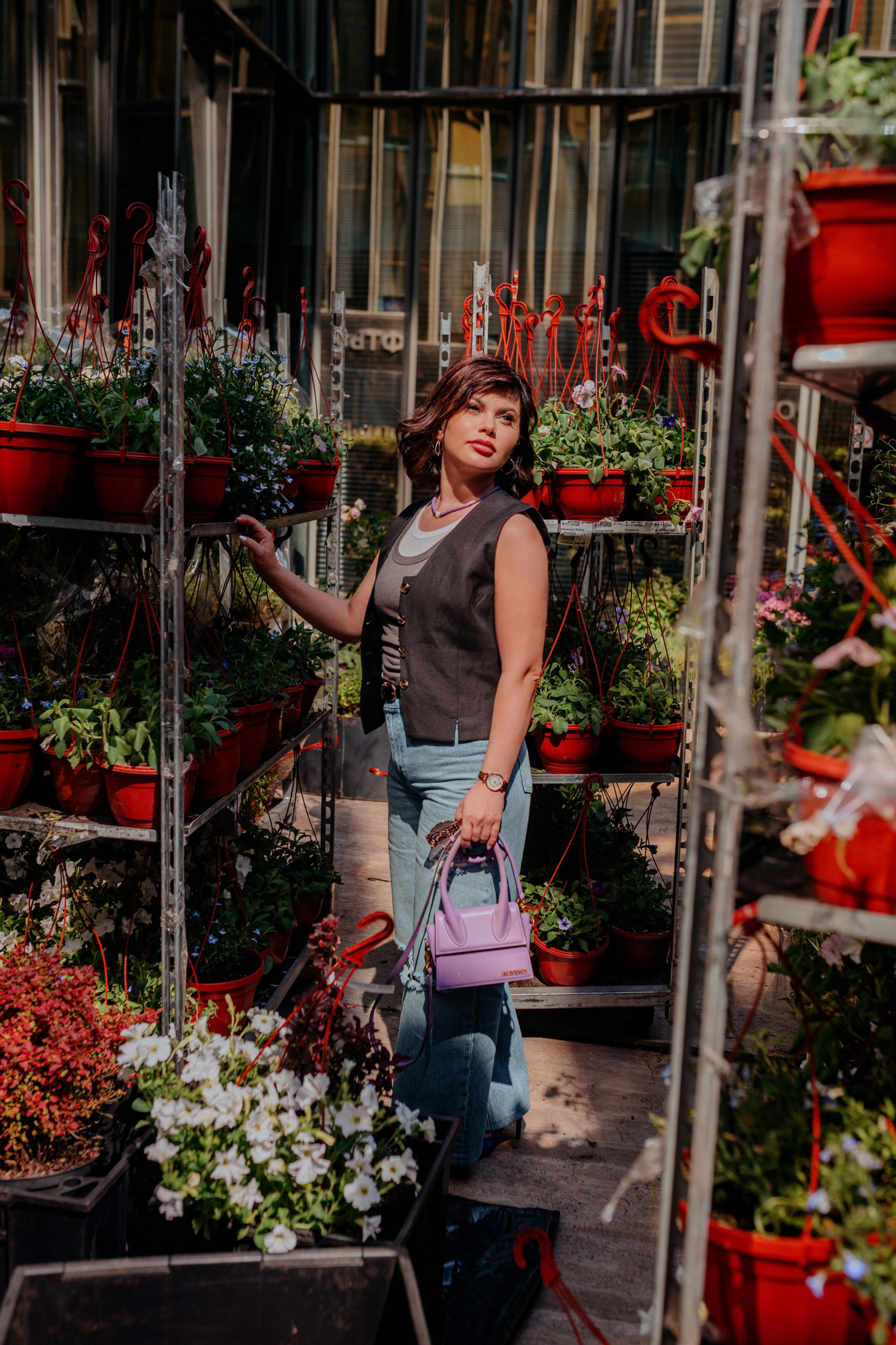 женская lifestyle съёмка в городской атмосфере