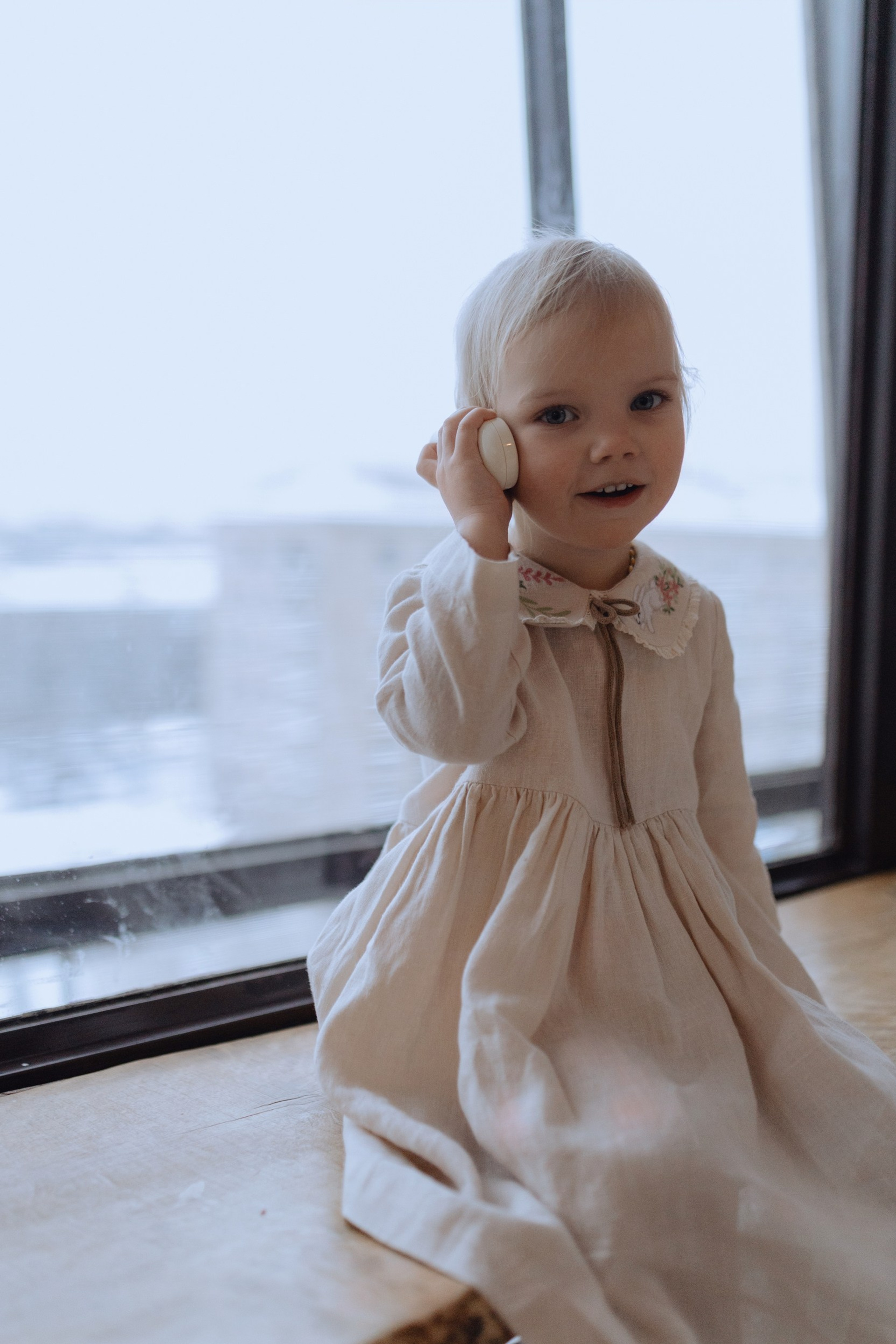 фотосессия семьи с детьми в светлом интерьере