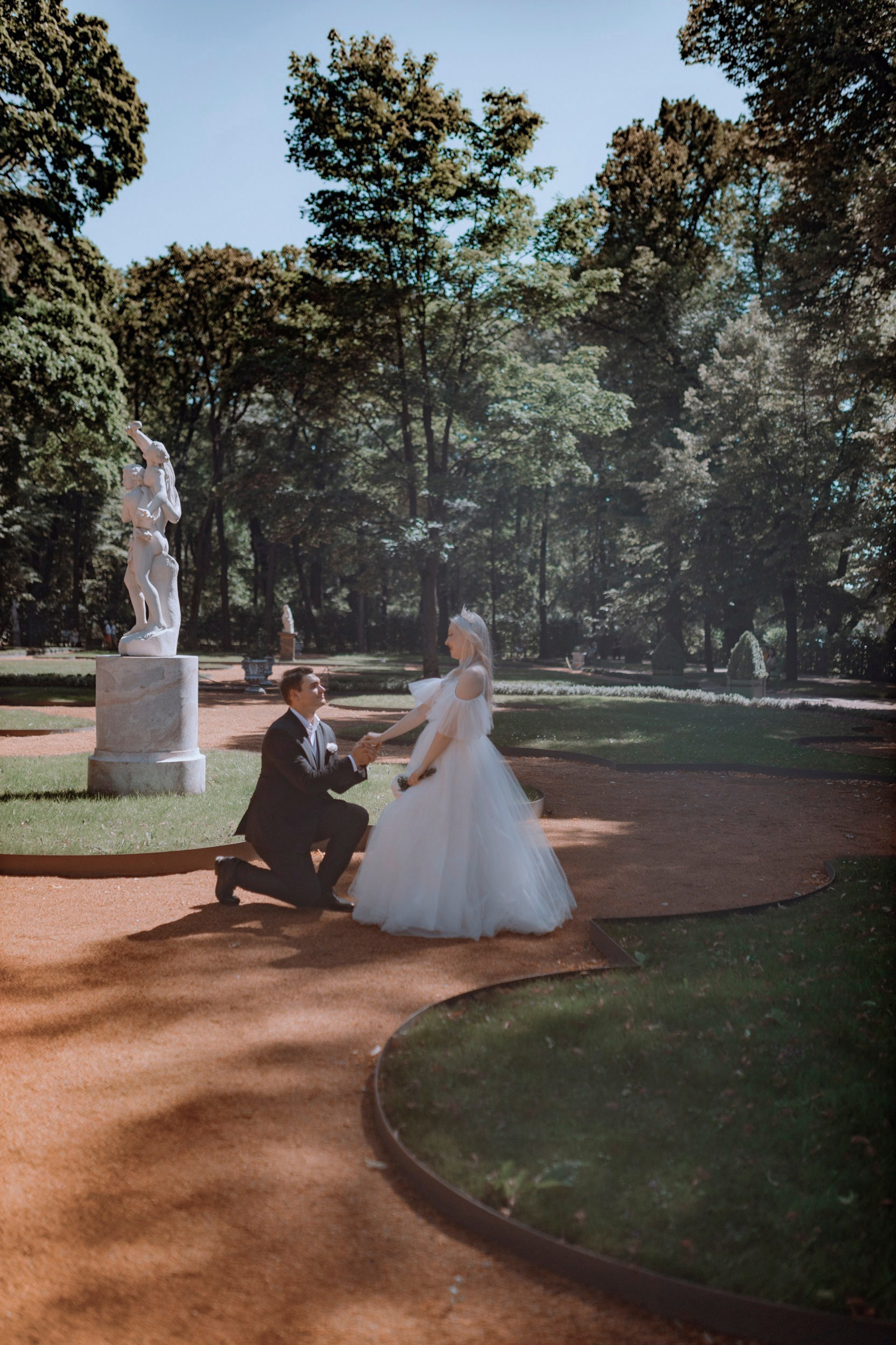 свадебный портрет невесты и жениха летний сад