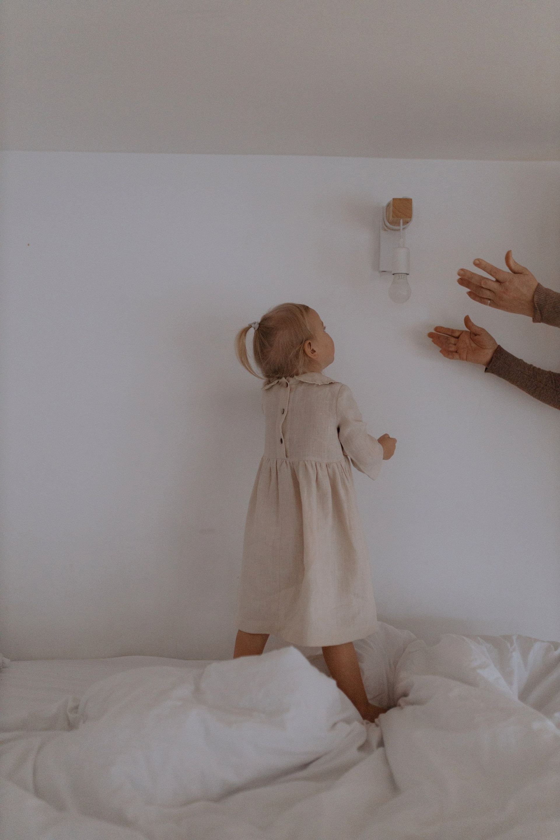 фотосъёмка семьи с детьми в студии с окном