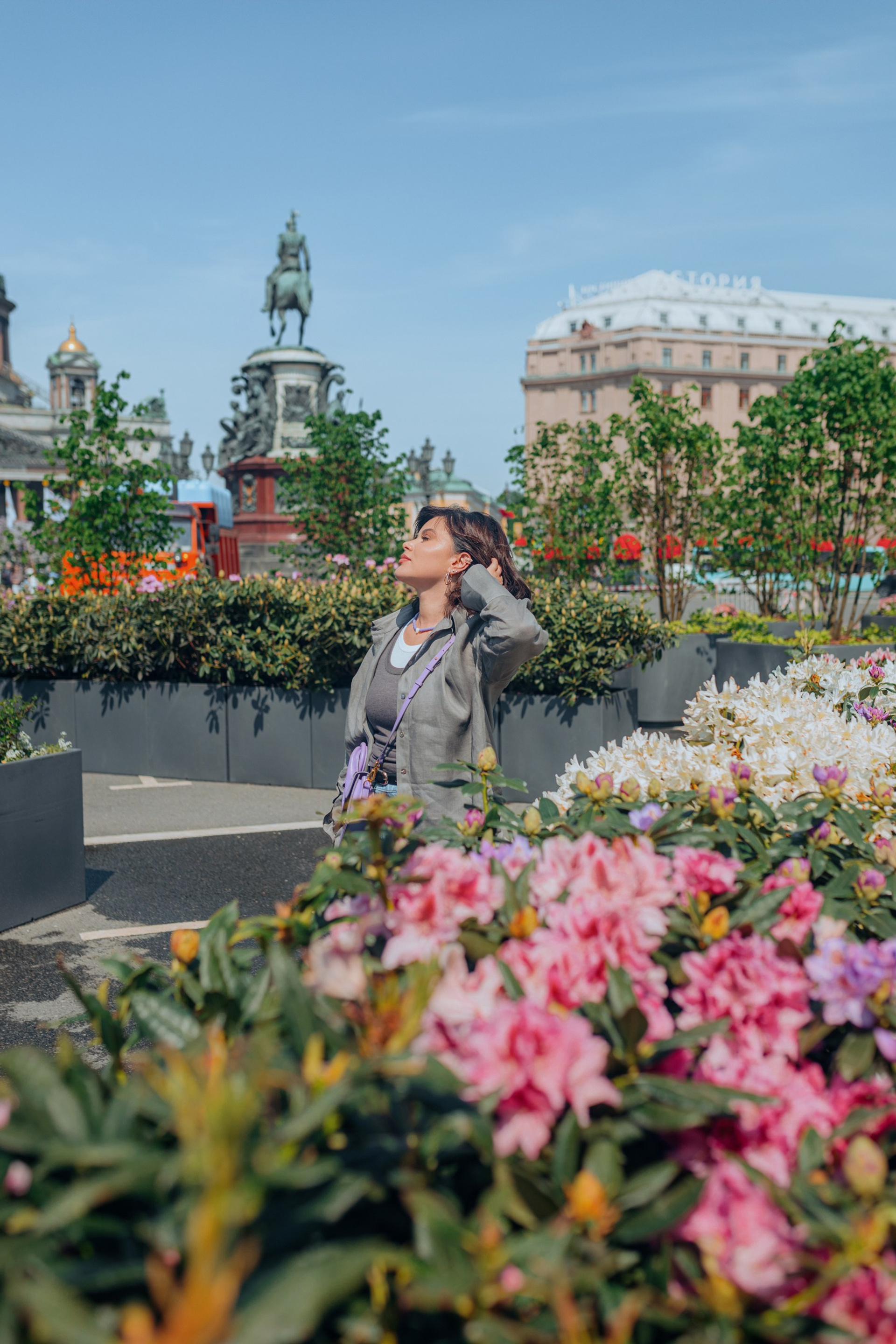 lifestyle портрет женщины летом в городе