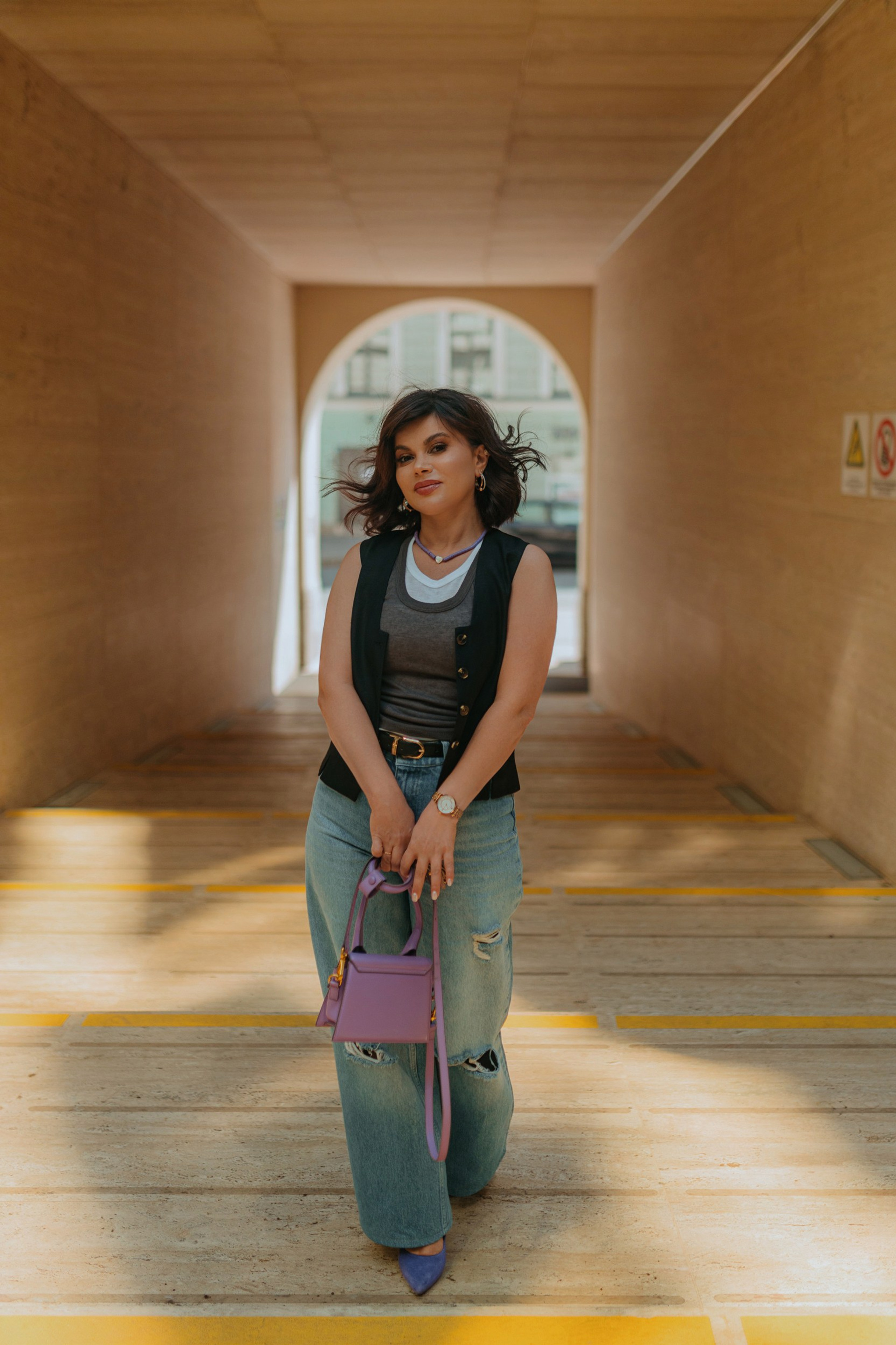 женская прогулка в летнем городе