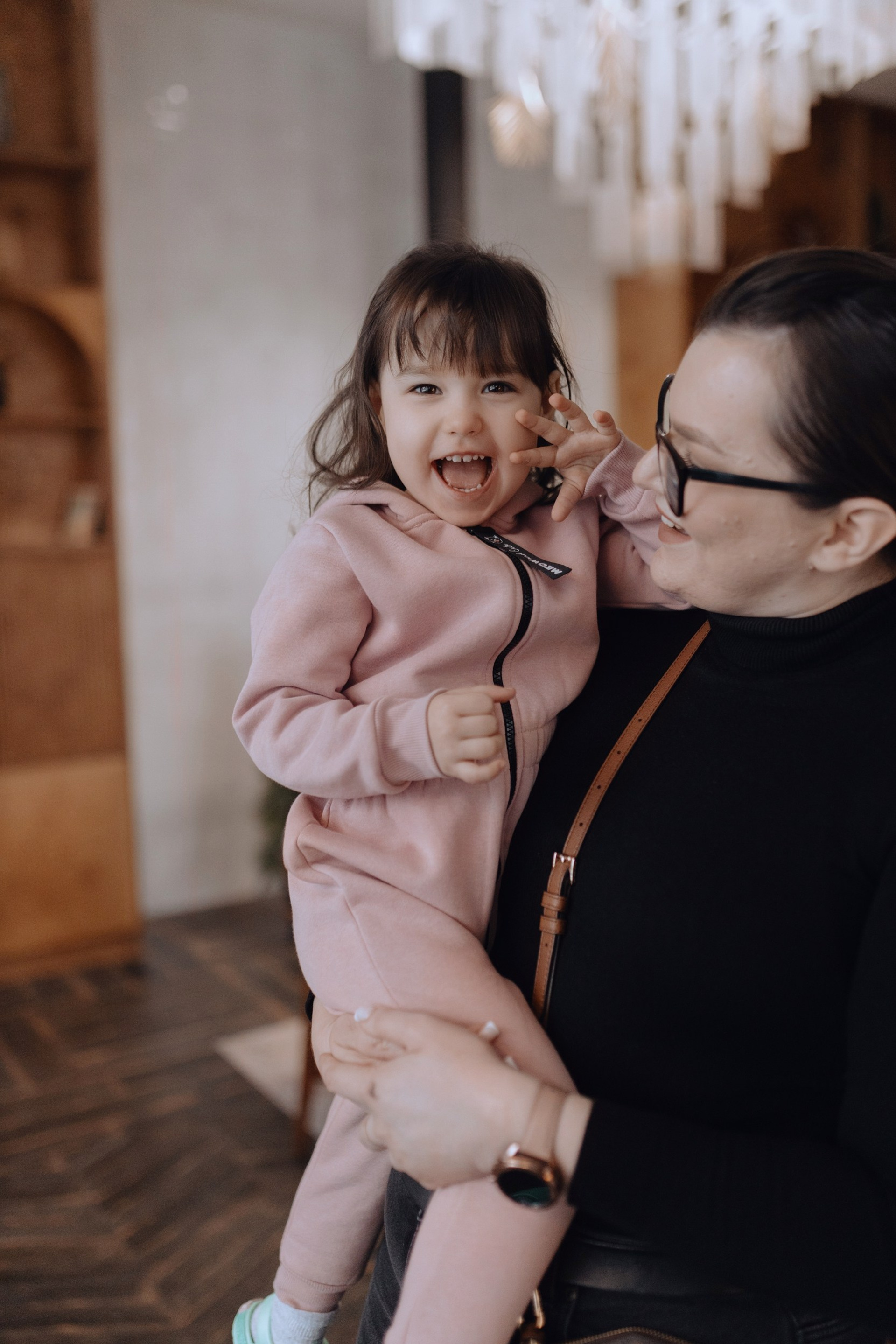 семейная съёмка родителей и детей в интерьере