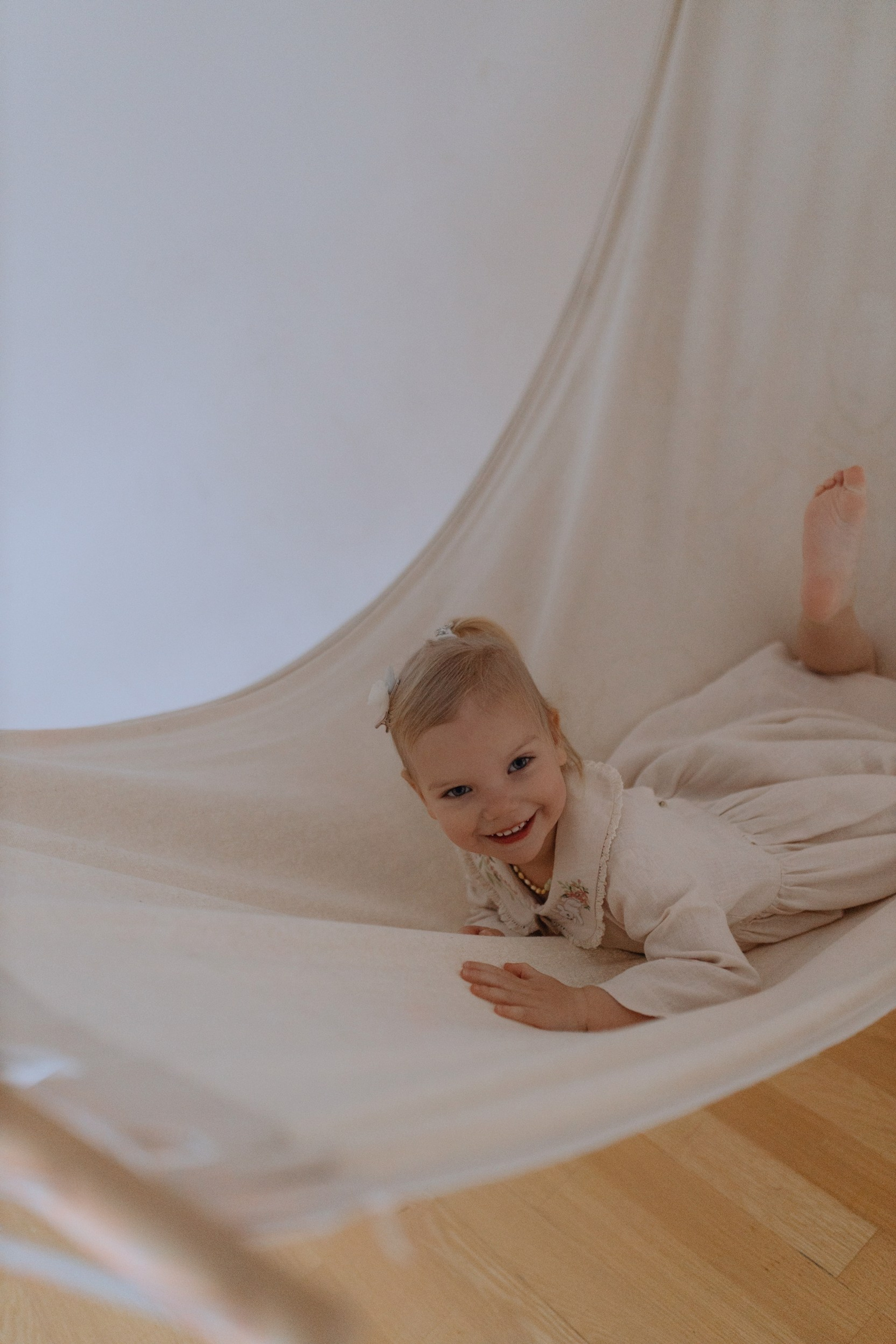 семейный портрет с детьми в минималистичной среде